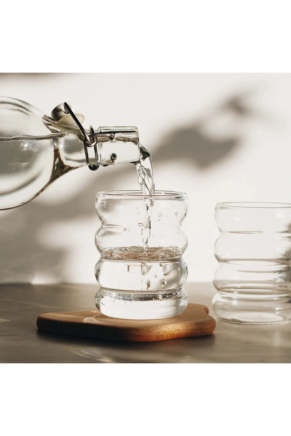 Modern Dalgalı Cam Bardak 350 ml – Şık Modern Tasarım Su, Çay, Kahve ve Soğuk İçecek Sunum Bardağı