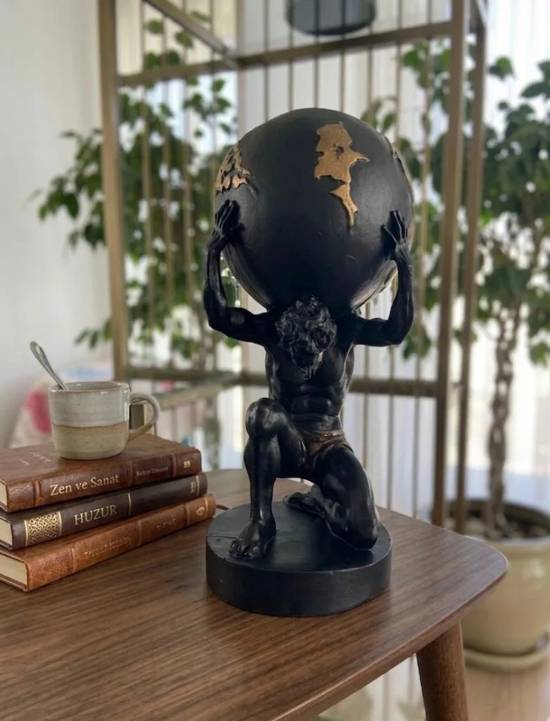 Modern Dekoratif Biblo – Siyah Gold Detay Atlas Dünyayı Sırtında 