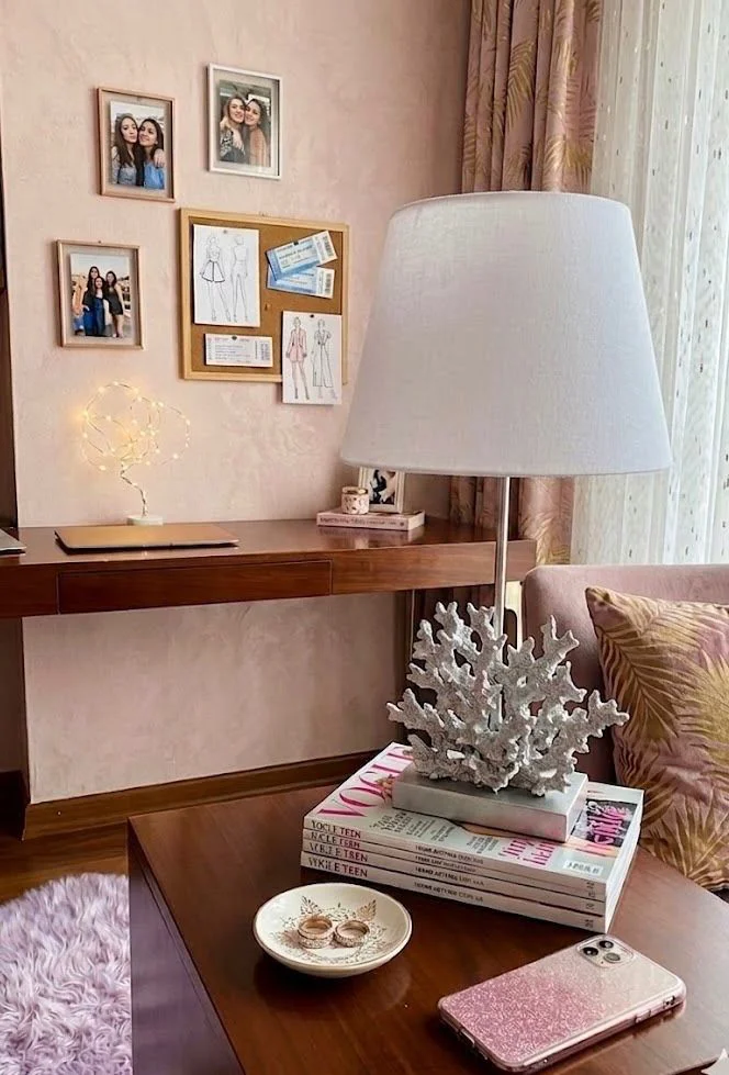 Modern Mercan Gümüş Büst Abajur Heykel – Beyaz Şapka Dekoratif Modern Mercan Gümüş Büst Abajur Heykel – Beyaz Şapka Dekoratif