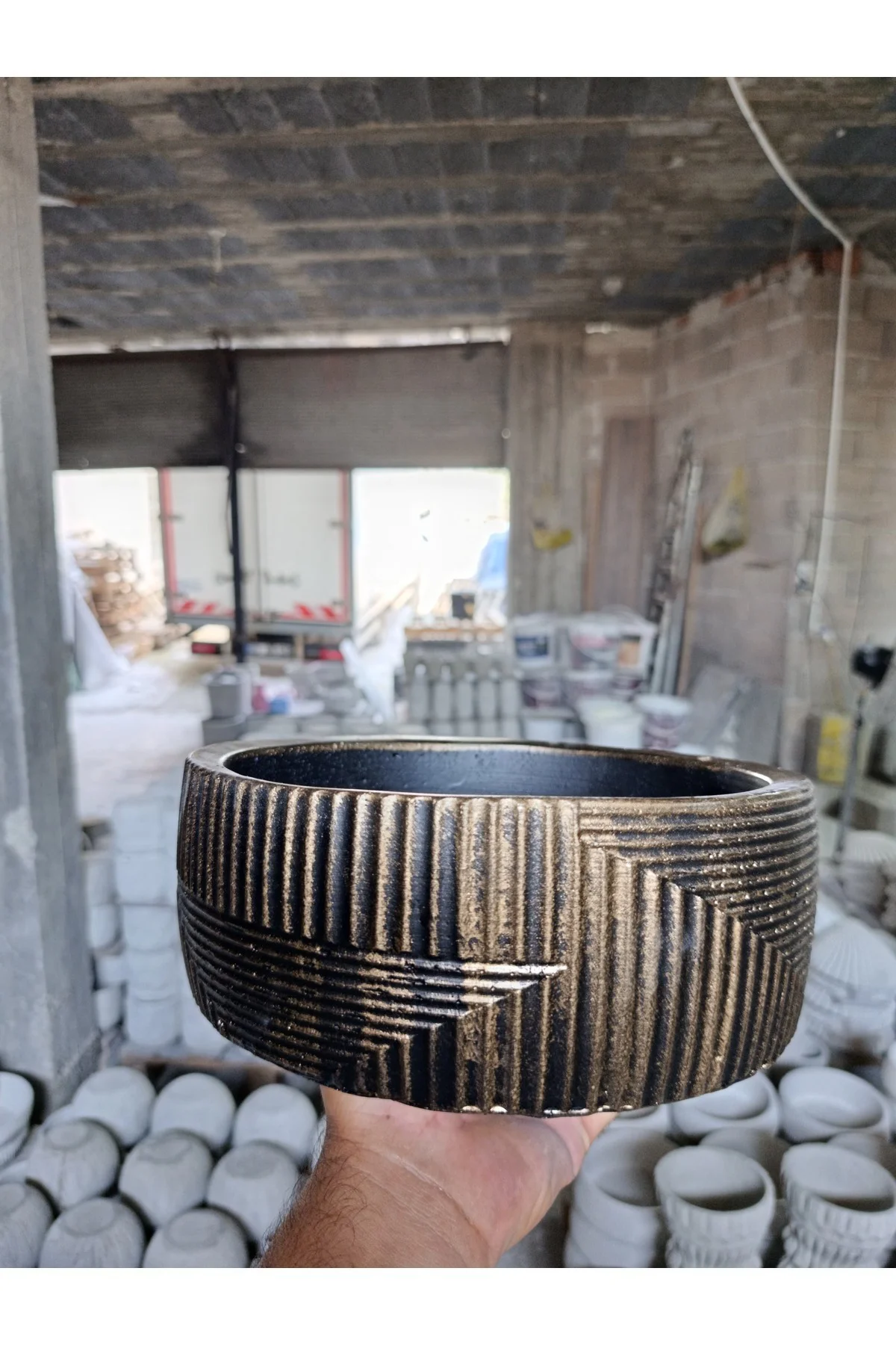 Modern Monolüx Gold Detaylı Dekoratif Taş Saksı - Görsel 2