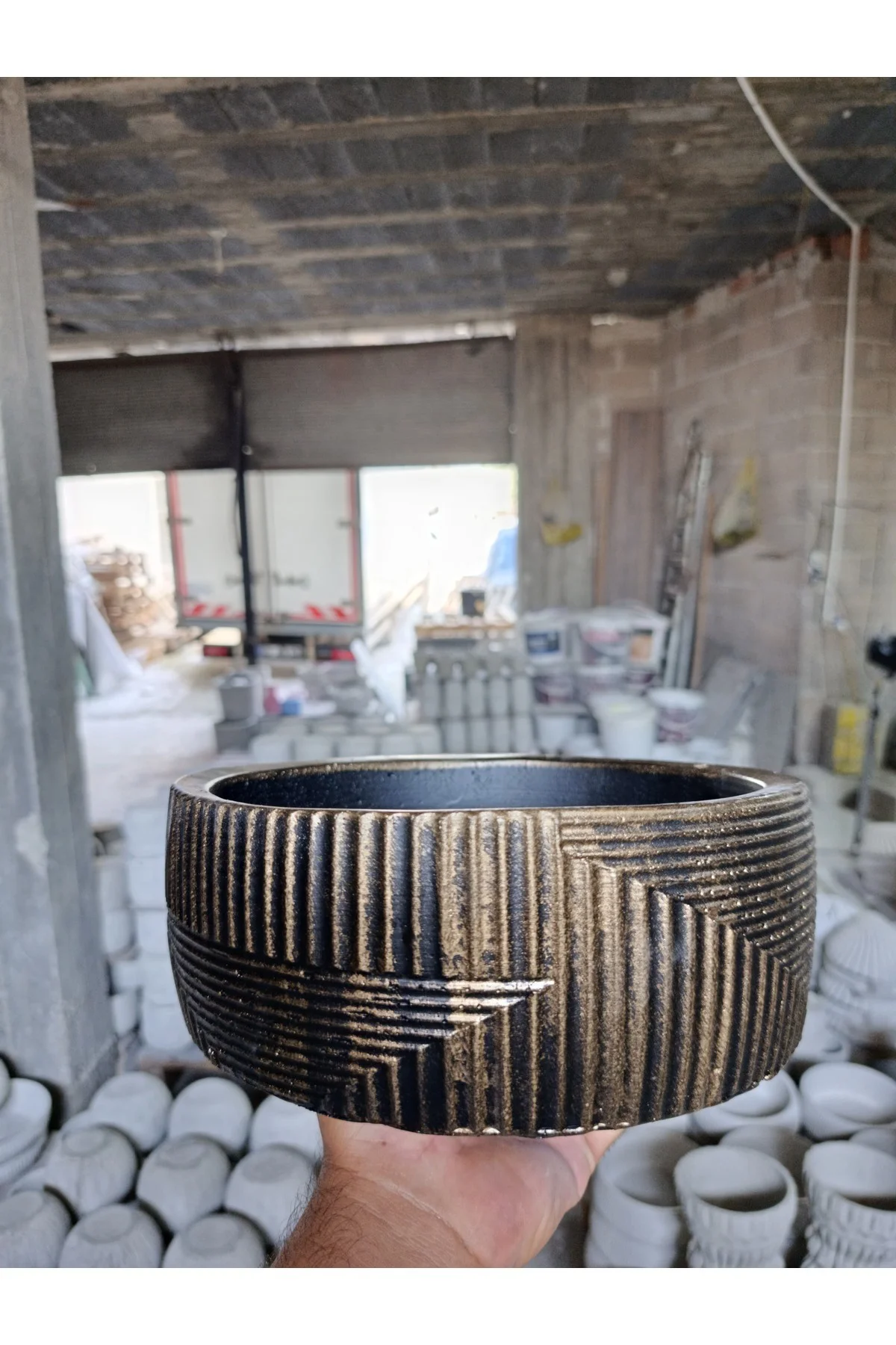 Modern Monolüx Gold Detaylı Dekoratif Taş Saksı - Görsel 4