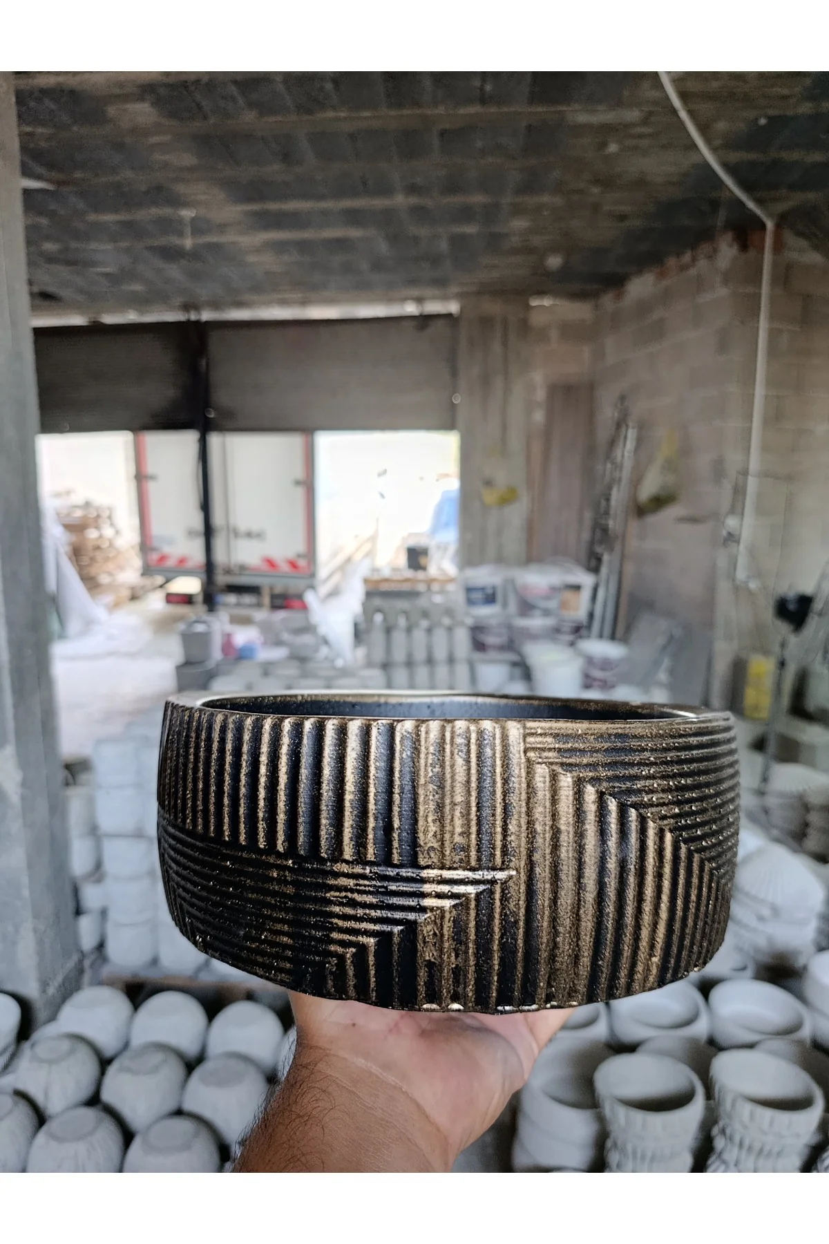 Modern Monolüx Gold Detaylı Dekoratif Taş Saksı