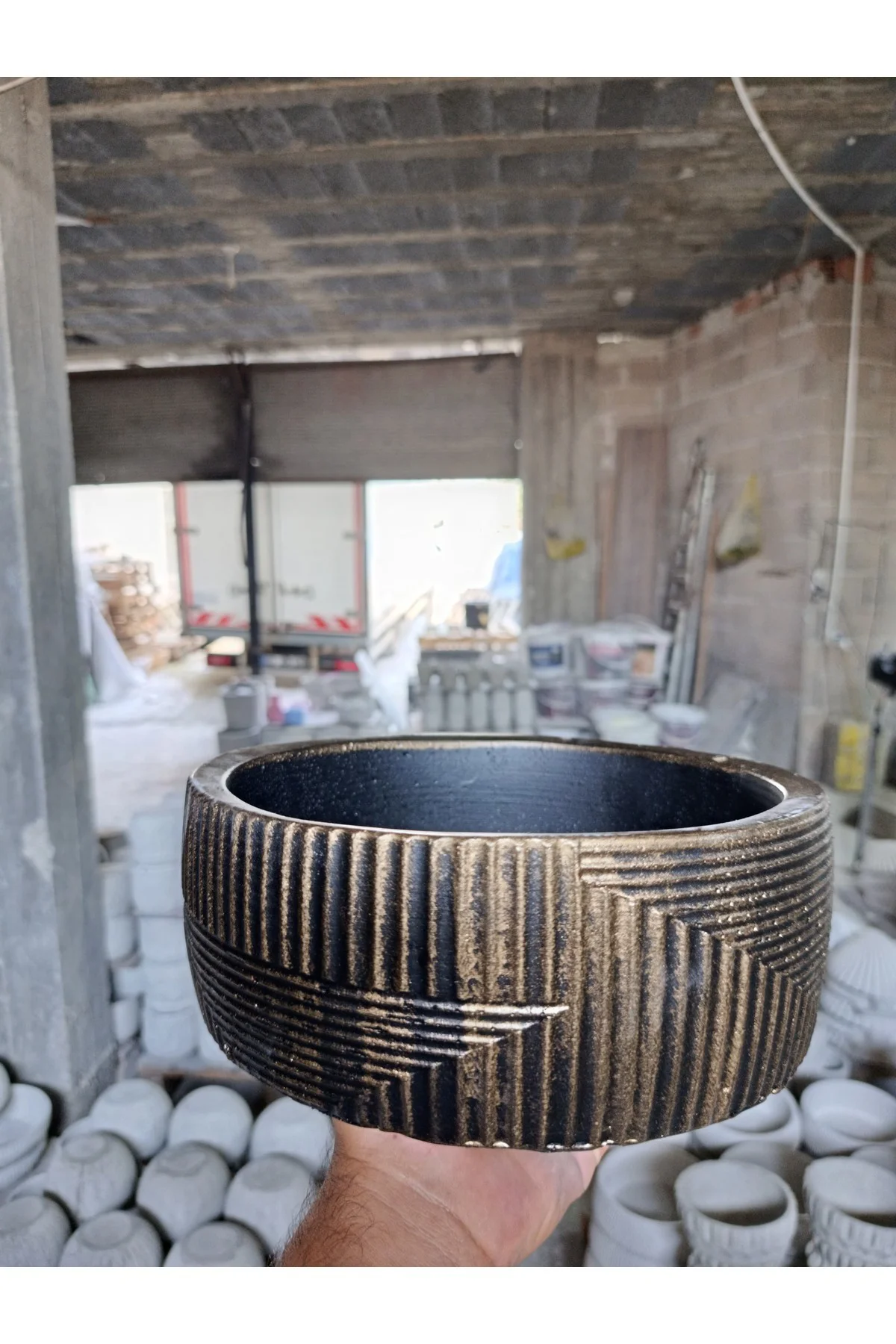 Modern Monolüx Gold Detaylı Dekoratif Taş Saksı - Görsel 3