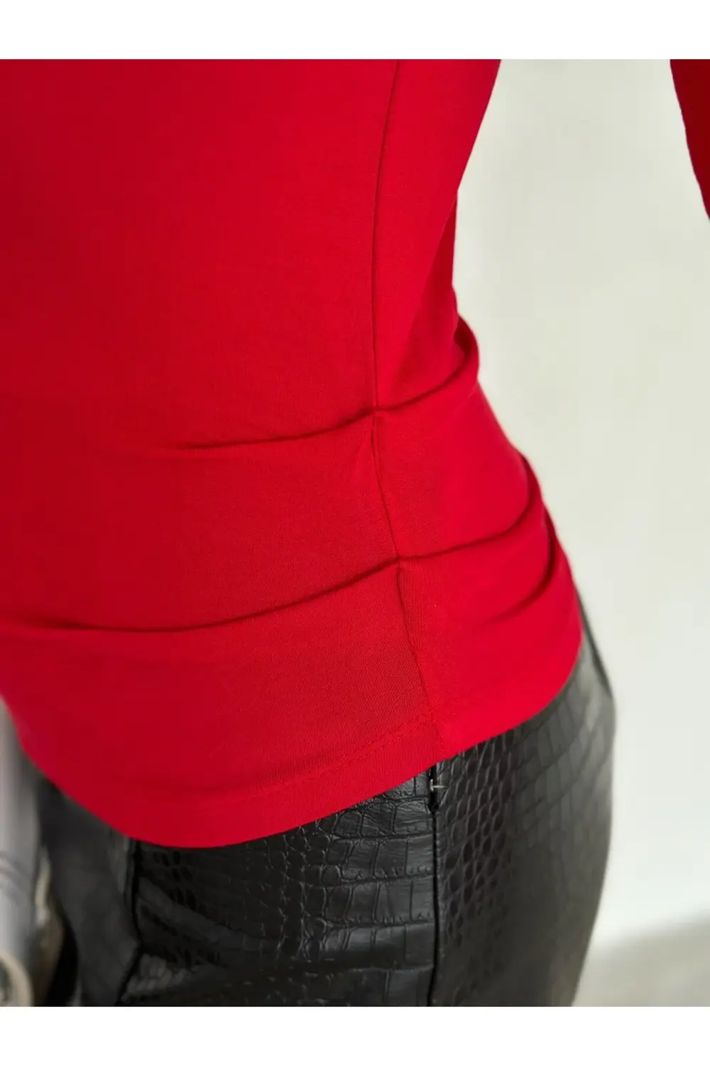 Fiolin Modern Tasarım Kayık Yaka Uzun Kollu Bluz