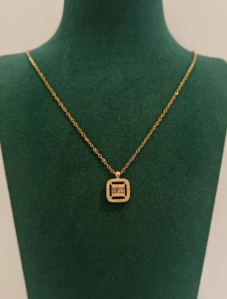 Monalisa Home Lüks Gold Renk Kare Taş Figürlü Gösterişli  Kolye