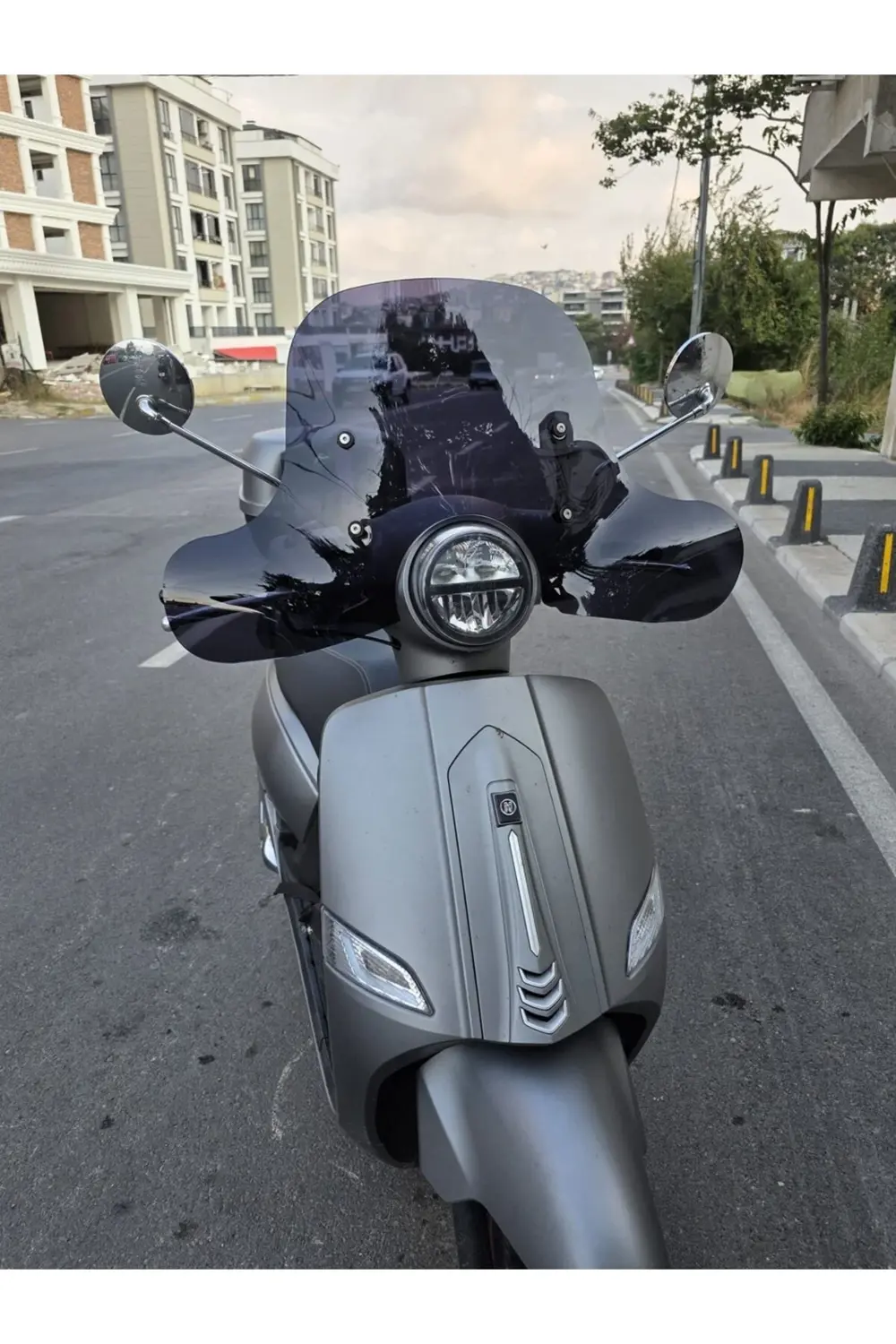 Mondial Exon 125 Ön Cam 2023-2025 Model 39cm Siyah Renkli 4mm Elc