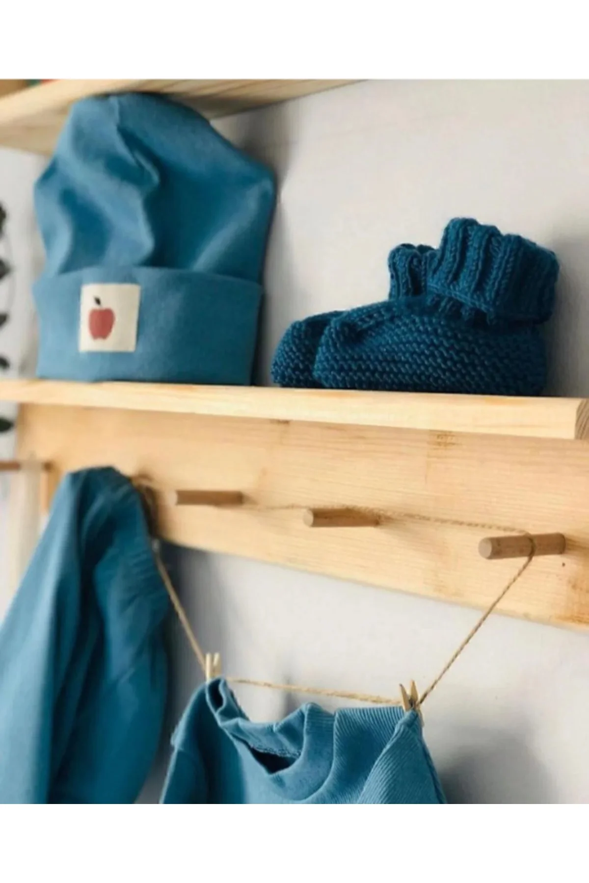 Montessori Stil Doğal Ahşap Duvar Rafı ve Askılık Çocuk Odası Düz