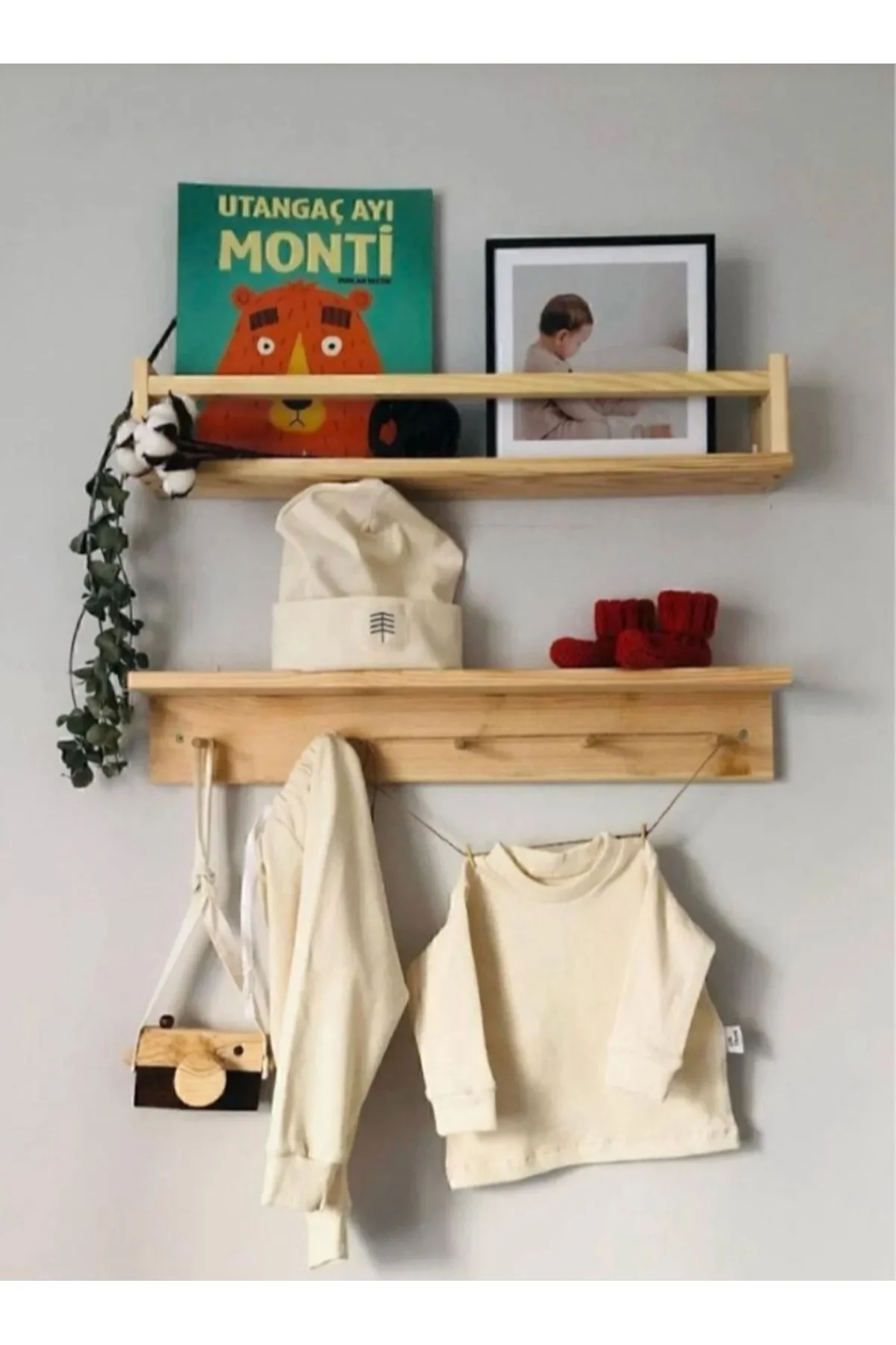 Montessori Stil Doğal Ahşap Duvar Rafı ve Askılık Çocuk Odası Düz