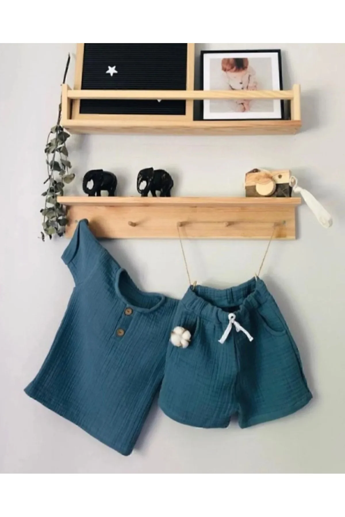 Montessori Stil Doğal Ahşap Duvar Rafı ve Askılık Çocuk Odası Düz