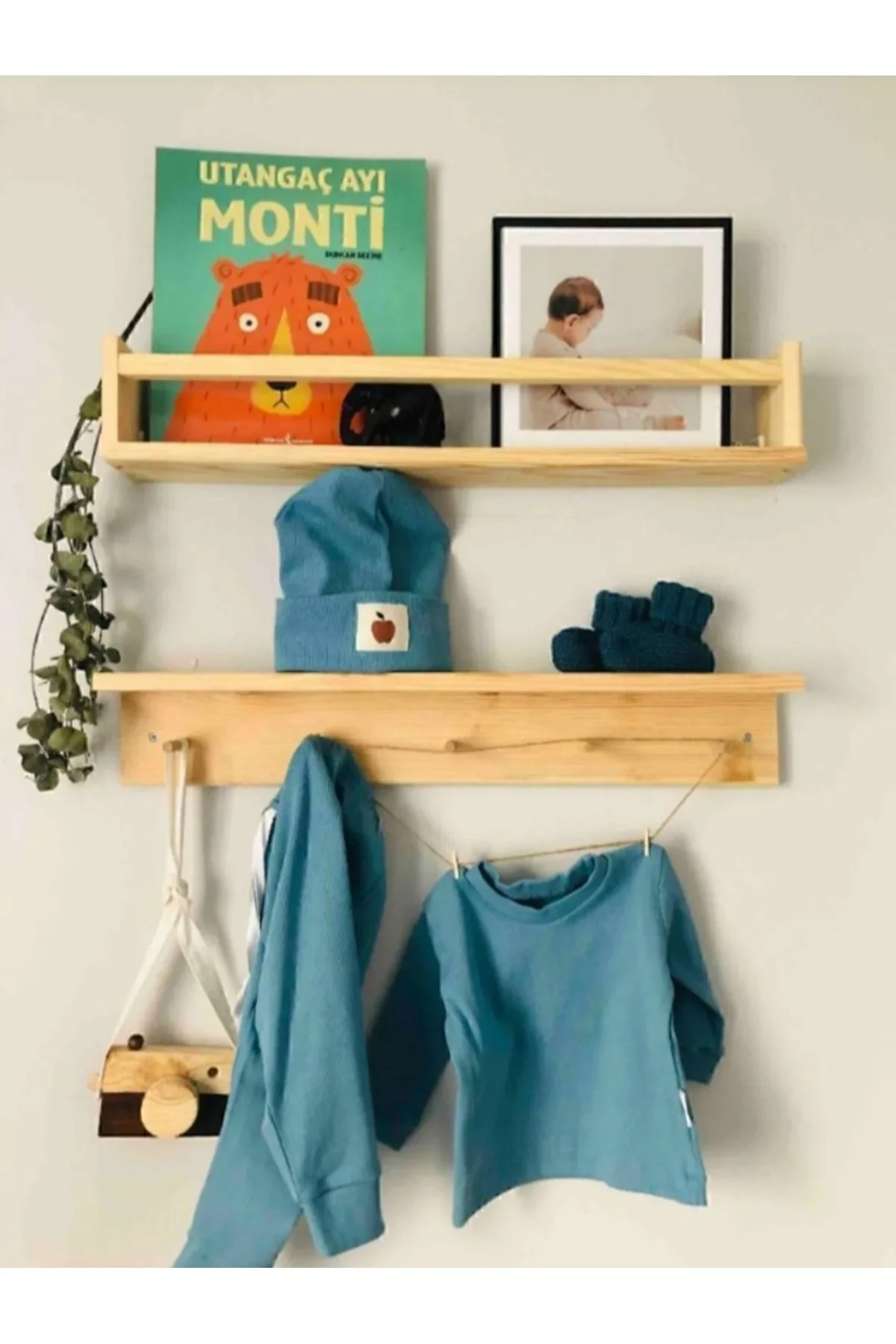 Montessori Stil Doğal Ahşap Duvar Rafı ve Askılık Çocuk Odası Düz