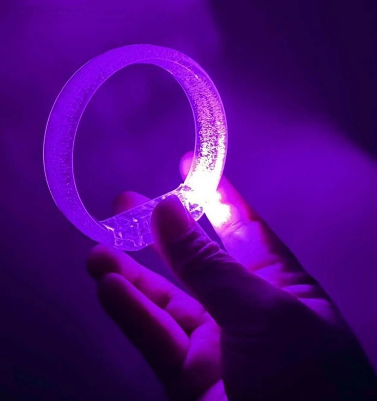 Mor Led Işıklı Baskı Yapılabilen Pilli Bileklik Bilezik 1,5 cm Genişlik Mor Led Işıklı Baskı Yapılabilen Pilli Bileklik Bilezik 1,5 cm Genişlik