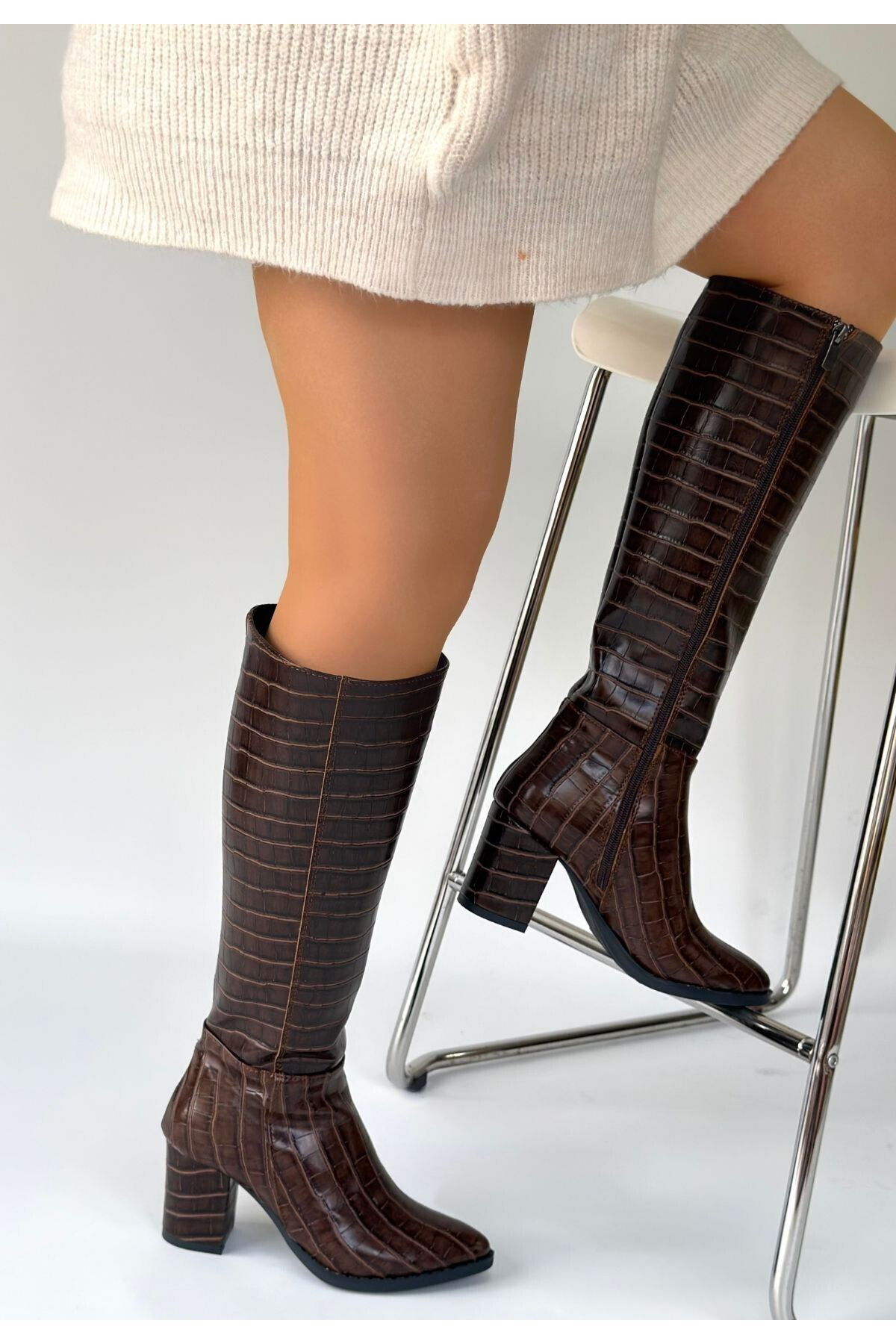 Morena Acı Kahve Desenli Rugan Topuklu Çizme - Lisinya Morena Acı Kahve Desenli Rugan Topuklu Çizme - Lisinya