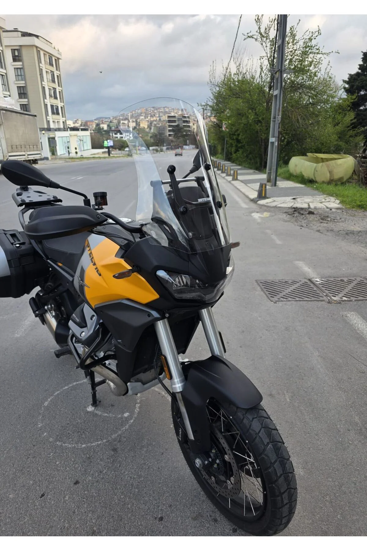 Moto Guzzi V100 Mandello Ön Cam 2022-2026 Model 57cm Şeffaf Renkli 4mm