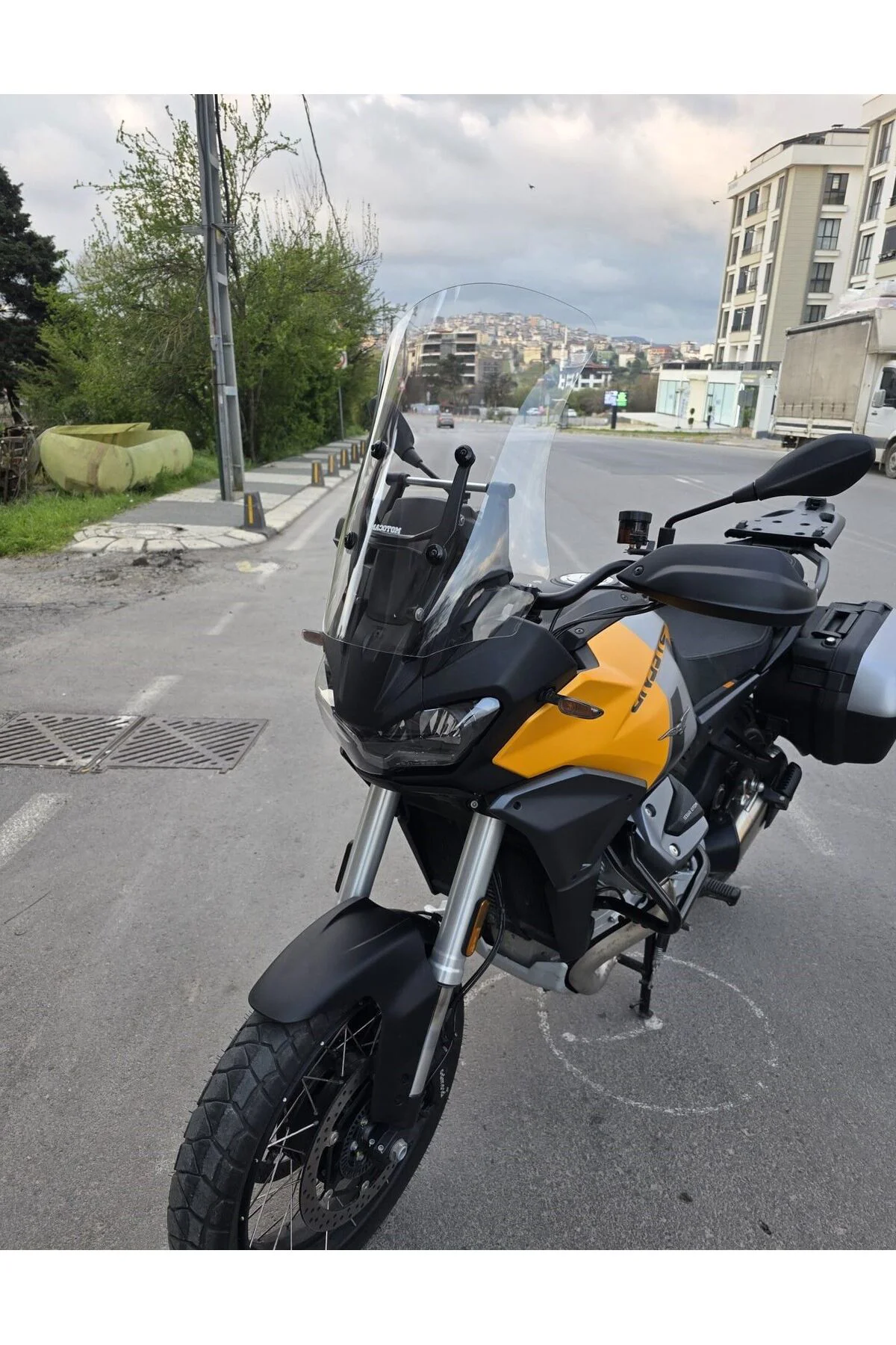 Moto Guzzi V100 Mandello Ön Cam 2022-2026 Model 57cm Şeffaf Renkli 4mm