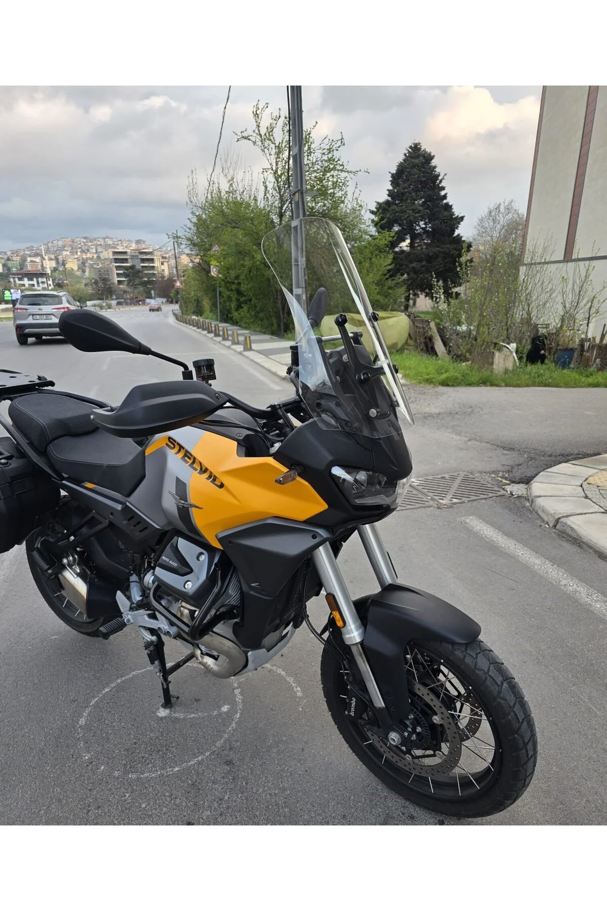 Moto Guzzi V100 Mandello Ön Cam 2022-2026 Model 57cm Şeffaf Renkli 4mm