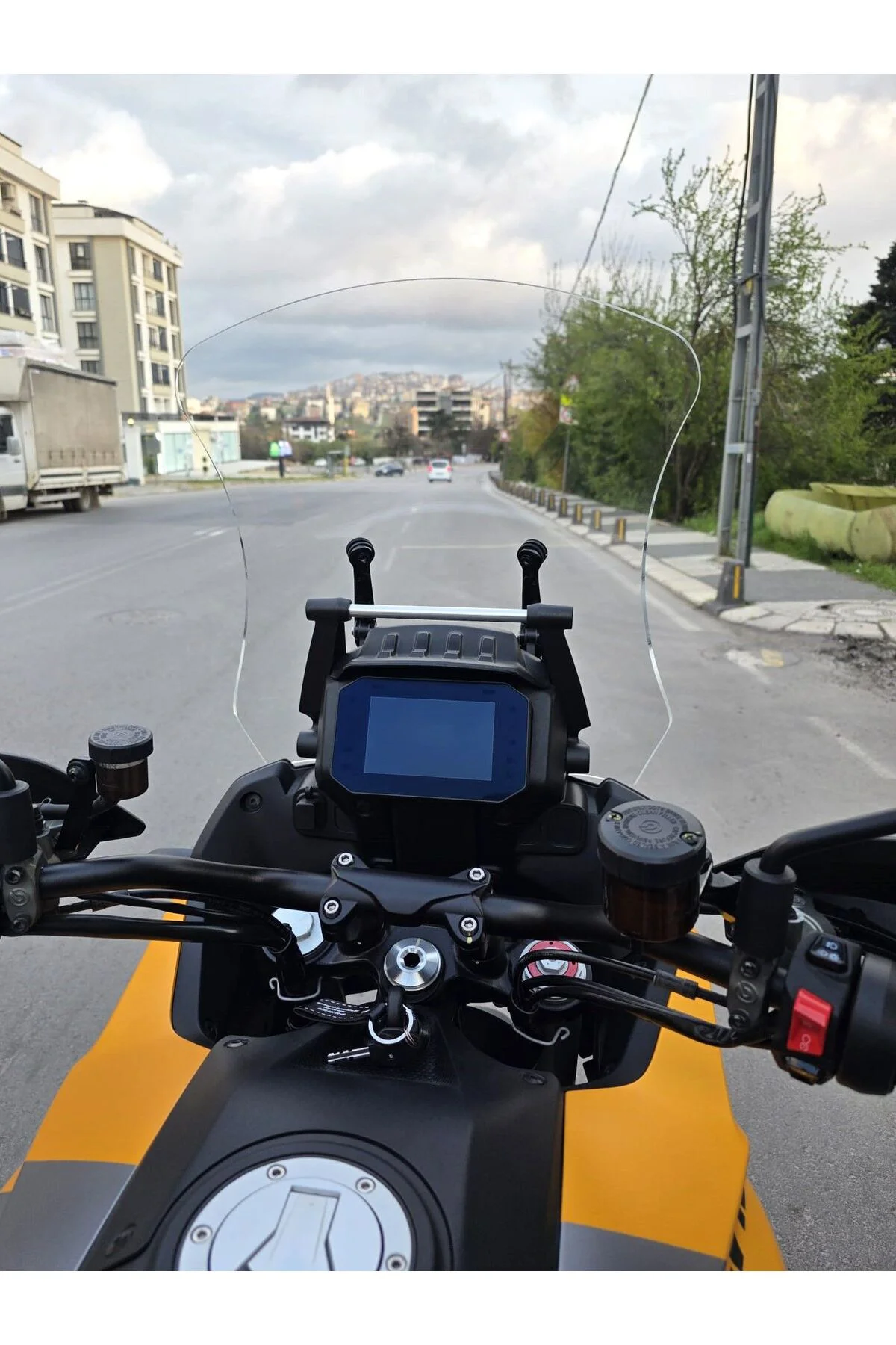 Moto Guzzi V100 Mandello Ön Cam 2022-2026 Model 57cm Şeffaf Renkli 4mm