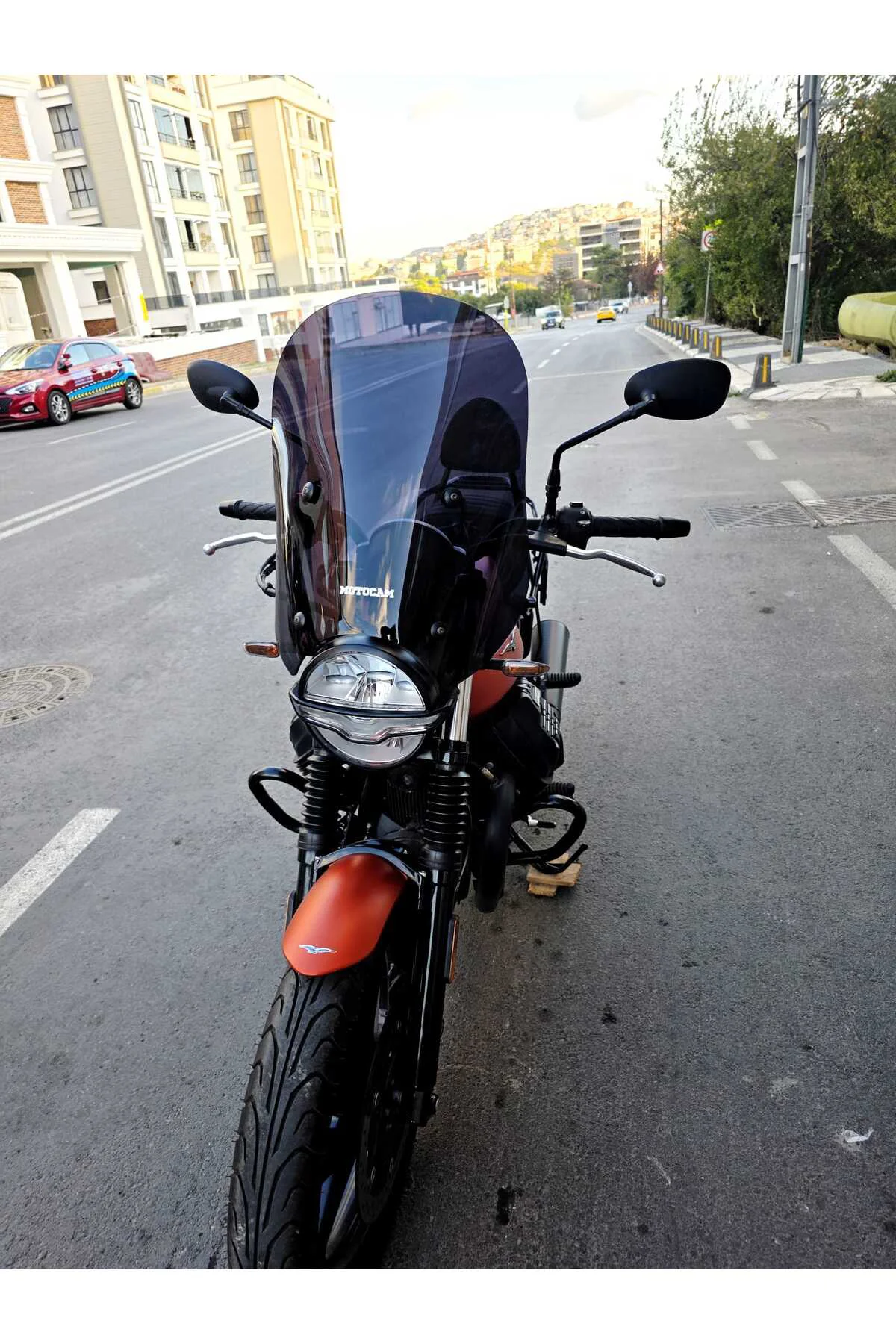 Moto Guzzi V7 Stone Ön Cam 2021-2023 Model 53cm Siyah Renkli 4mm APARATSIZDIR