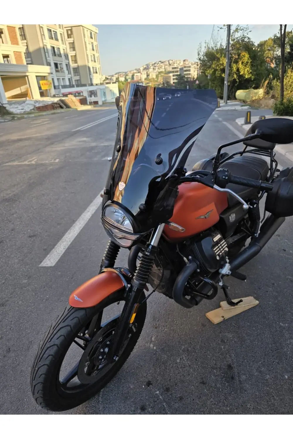 Moto Guzzi V7 Stone Ön Cam 2021-2023 Model 52cm Siyah Renkli 4mm