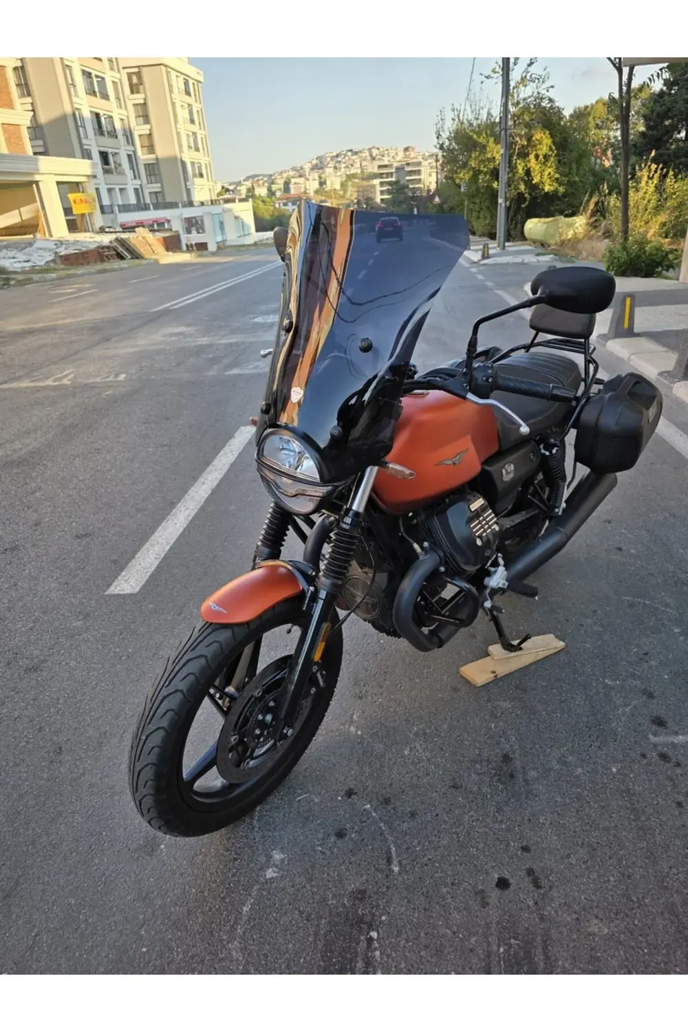 Moto Guzzi V7 Stone Ön Cam 2021-2023 Model 52cm Siyah Renkli 4mm