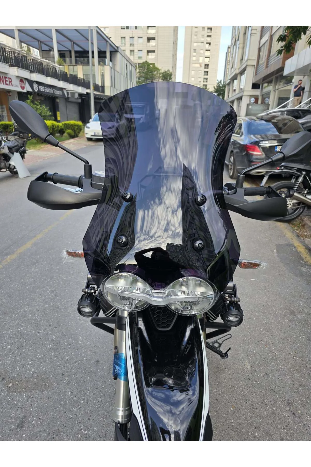 Moto Guzzi V85 Ön Cam 2019-2023 Model 58cm Siyah Renkli 4mm