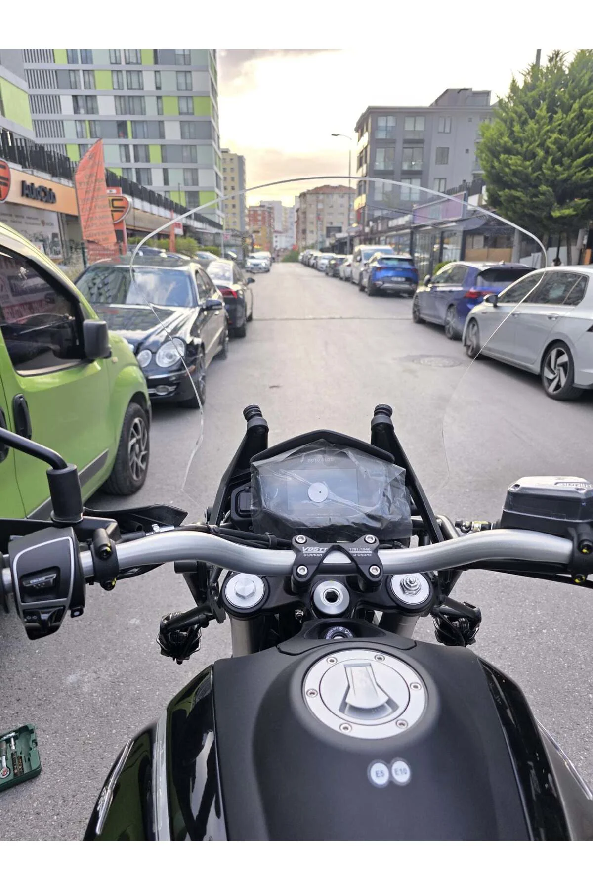 Moto Guzzi V85 Ön Cam 2019-2023 Model 58cm Şeffaf Renkli 4mm