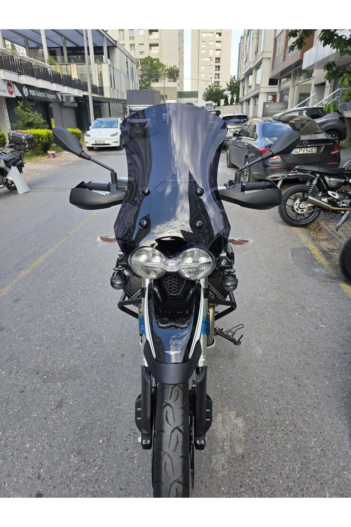 Moto Guzzi V85 Ön Cam 2019-2023 Model 58cm Siyah Renkli 4mm