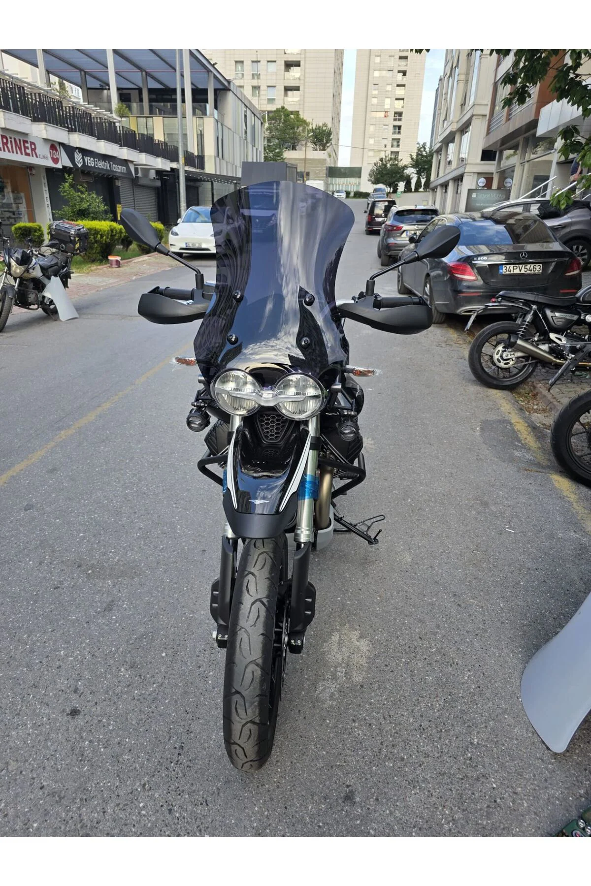 Moto Guzzi V85 Ön Cam 2019-2023 Model 58cm Siyah Renkli 4mm