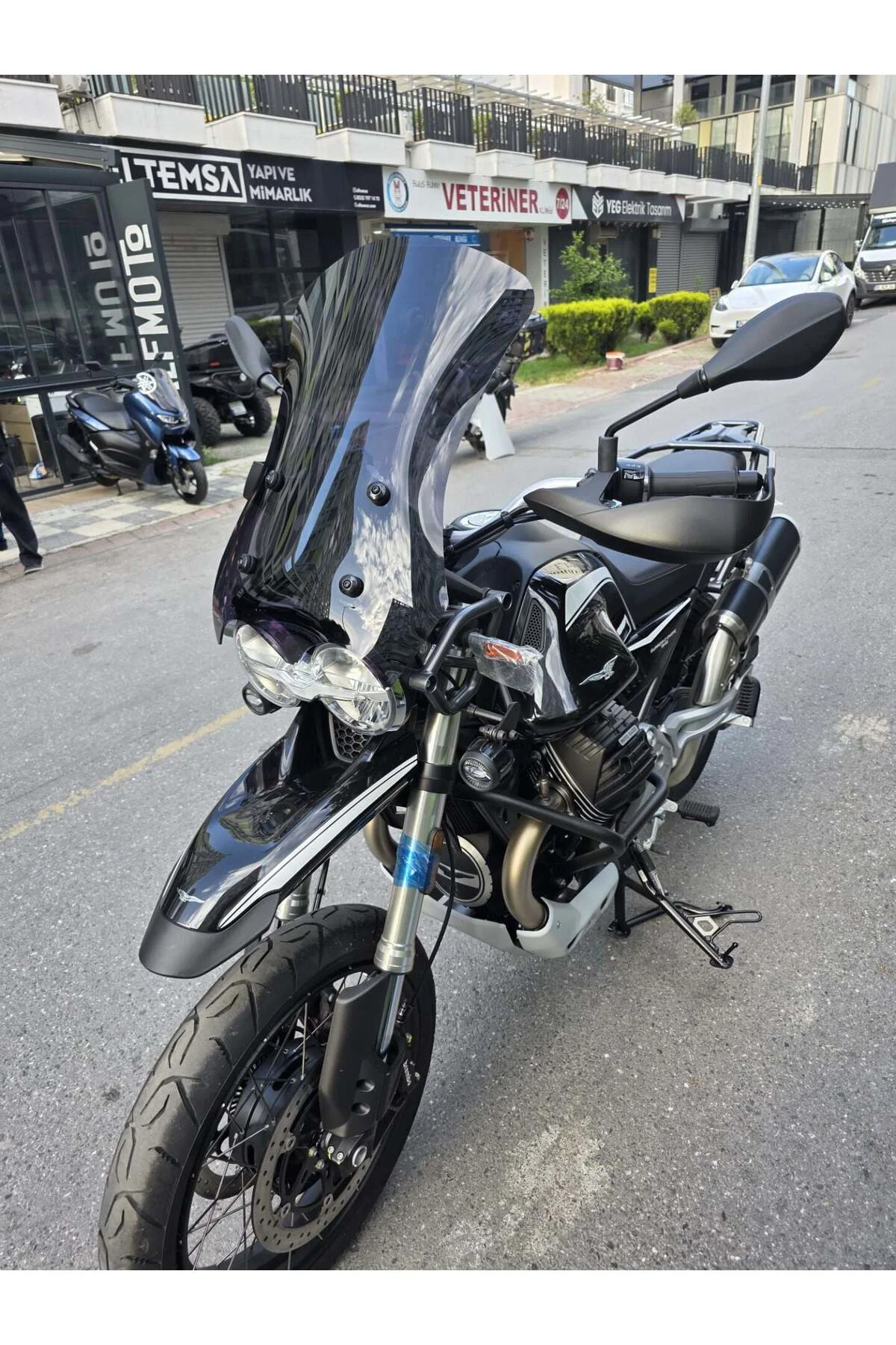 Moto Guzzi V85 Ön Cam 2019-2023 Model 58cm Siyah Renkli 4mm