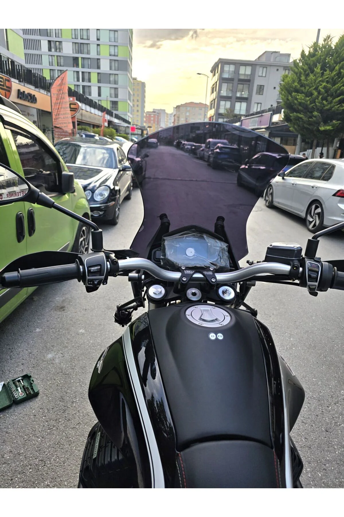 Moto Guzzi V85 Ön Cam 2019-2023 Model 58cm Siyah Renkli 4mm