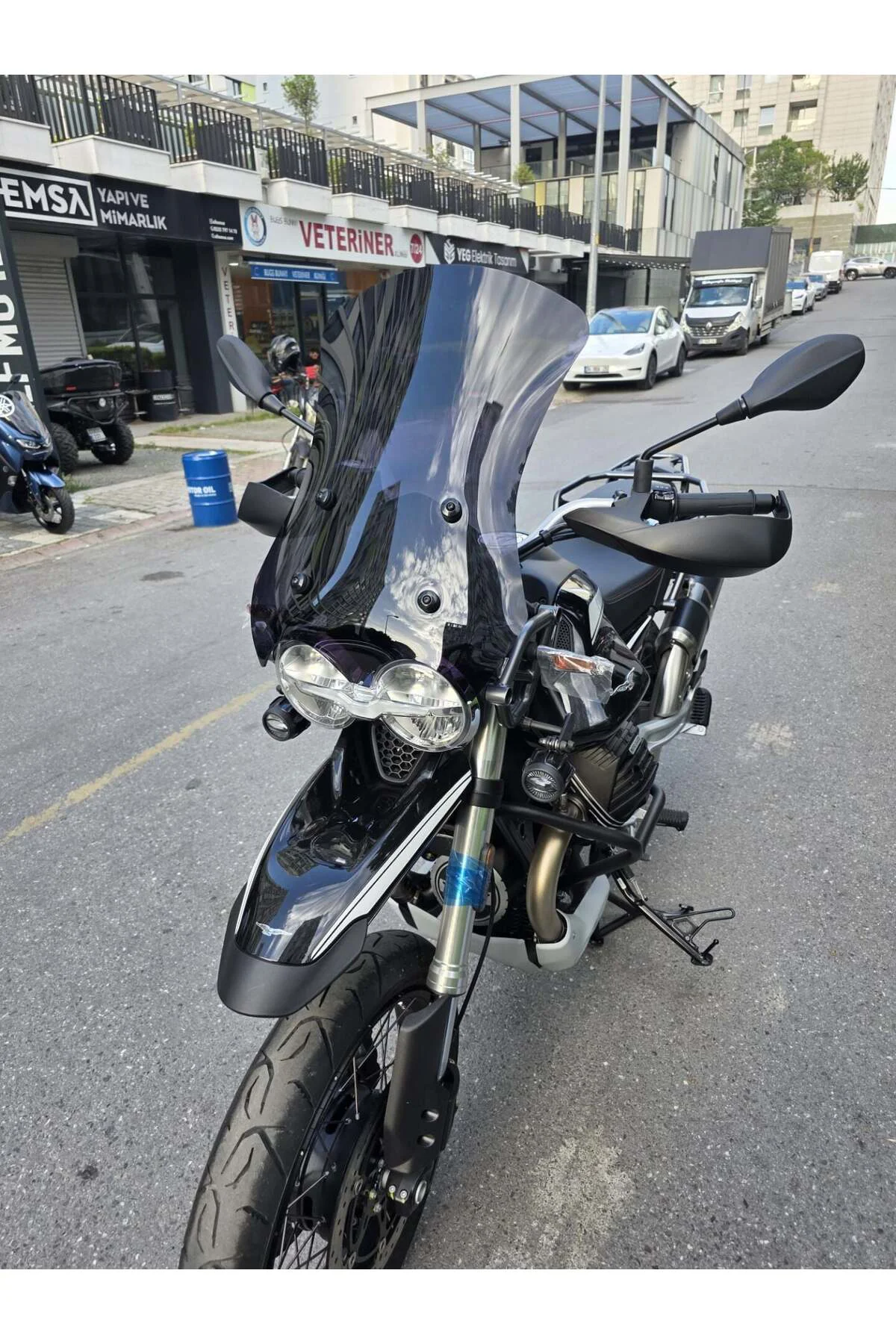 Moto Guzzi V85 Ön Cam 2019-2023 Model 58cm Siyah Renkli 4mm