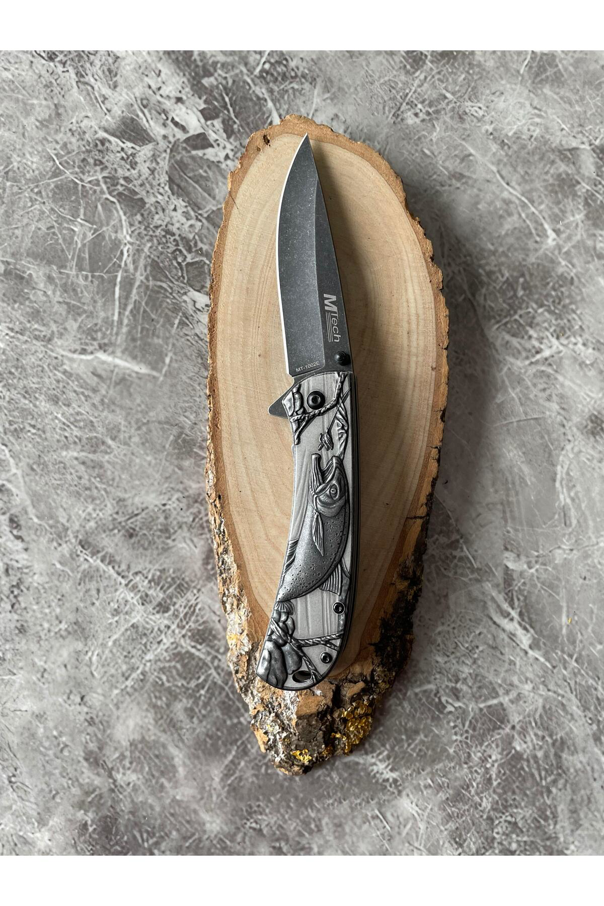 Mtech MT1002E Kamp Çakısı – Karbon Kaplama, Balık İşlemeli Kabze,