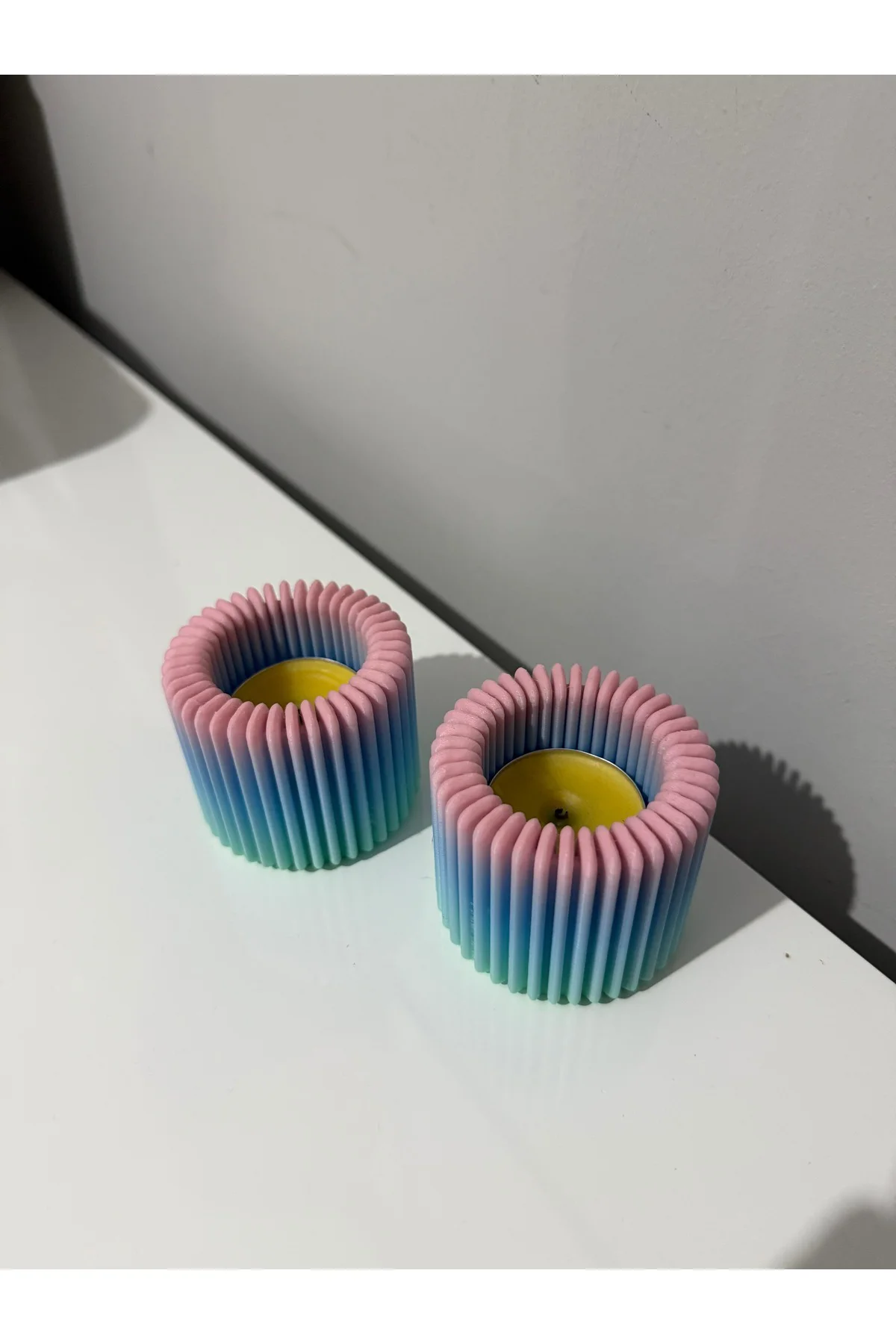 Mumluk Özel Tasarım Gökkuşağı Renk Carbon Fiber Malzeme Dekoratif Obje Mumluk Özel Tasarım Gökkuşağı Renk Carbon Fiber Malzeme Dekoratif Obje