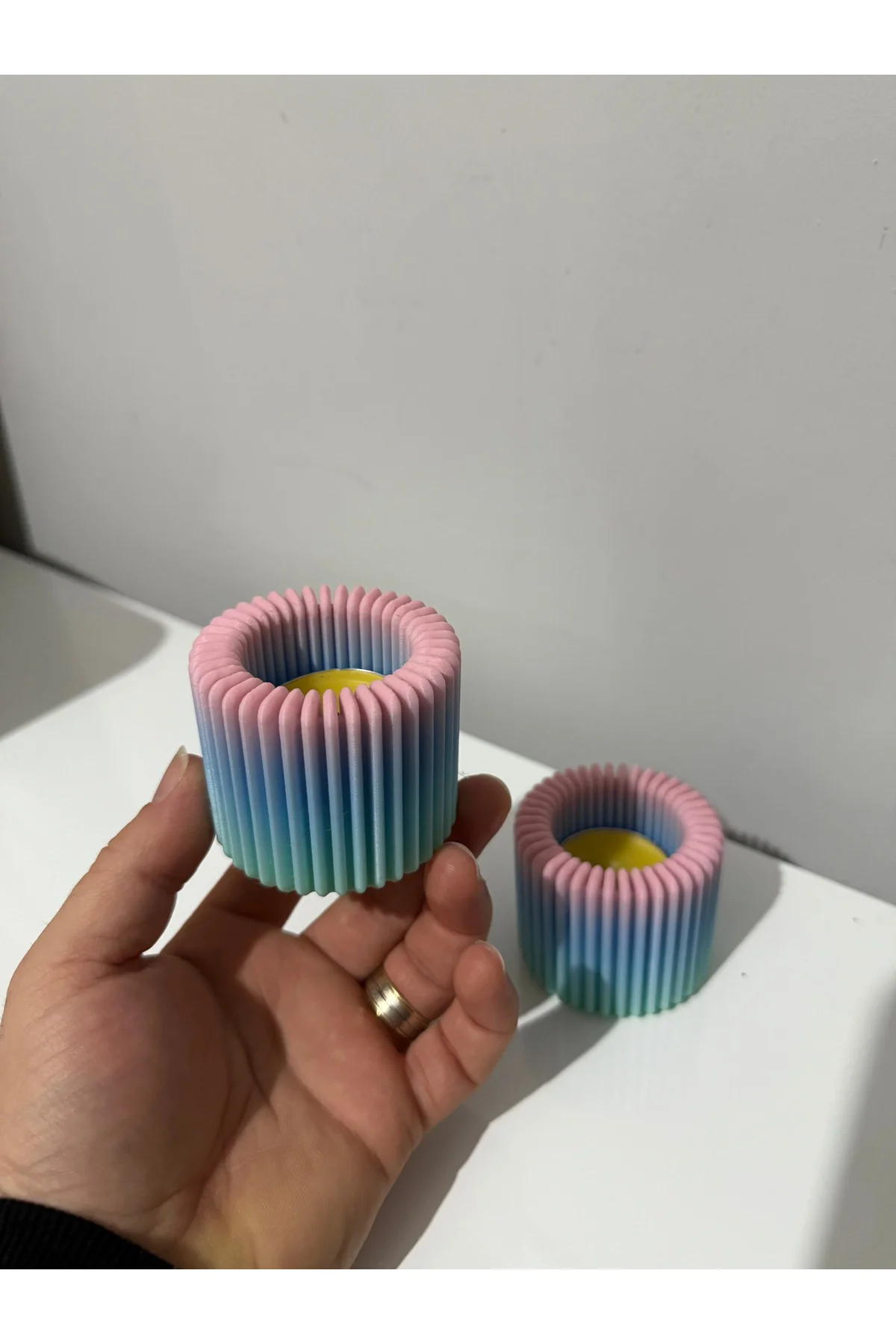 Mumluk Özel Tasarım Gökkuşağı Renk Carbon Fiber Malzeme Dekoratif Obje Mumluk Özel Tasarım Gökkuşağı Renk Carbon Fiber Malzeme Dekoratif Obje