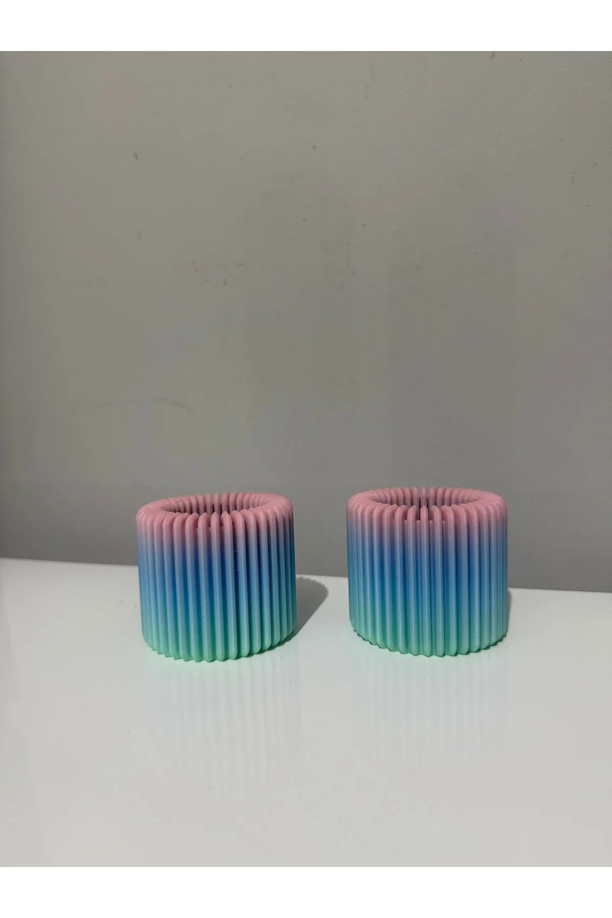 Mumluk Özel Tasarım Gökkuşağı Renk Carbon Fiber Malzeme Dekoratif Obje Mumluk Özel Tasarım Gökkuşağı Renk Carbon Fiber Malzeme Dekoratif Obje