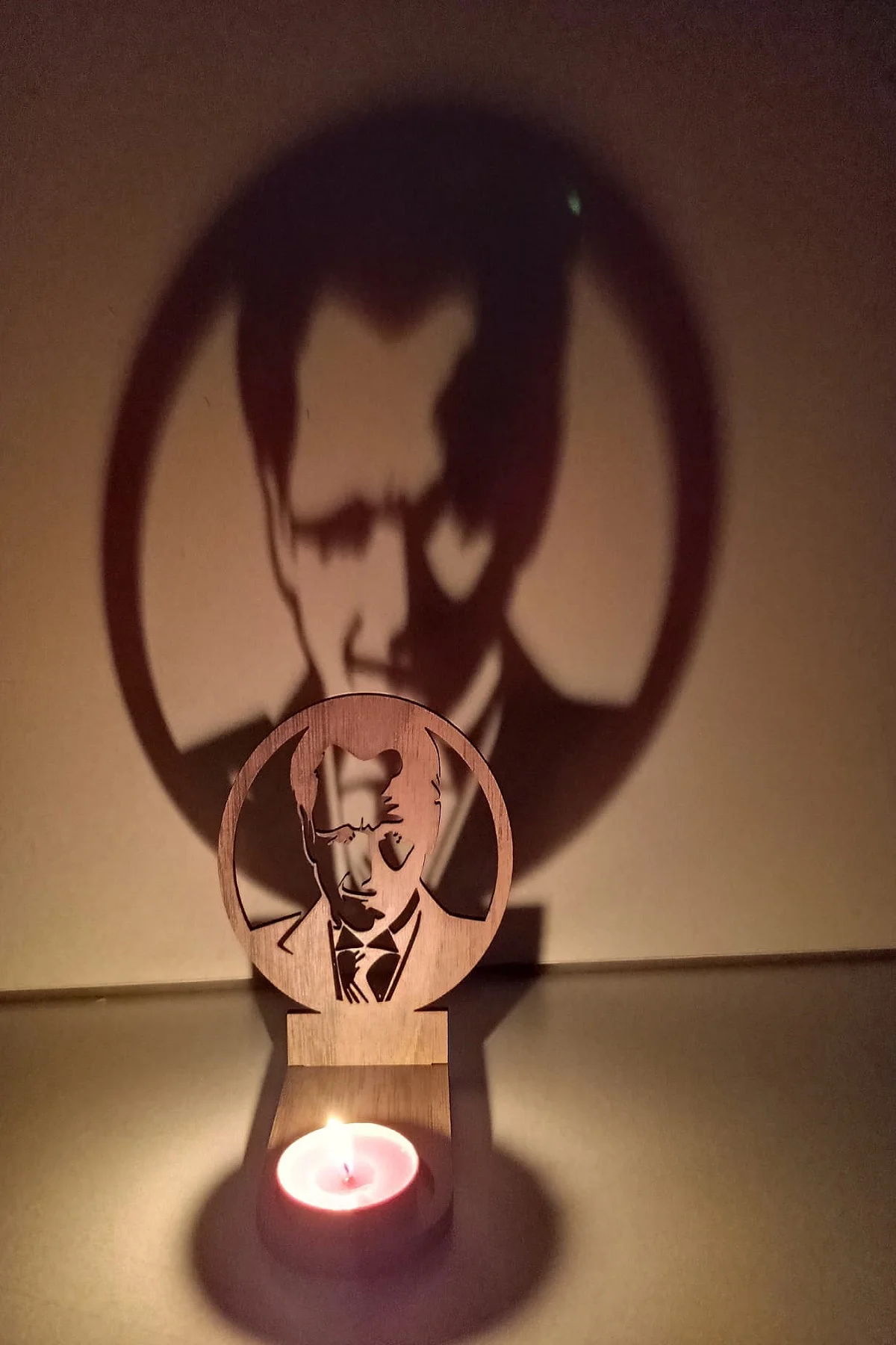 Mustafa Kemal ATATÜRK Figür Kahverengi Ahşap Gölge Mumluk Projeksiyon Biblo – Mum Hediyeli MKA2 Mustafa Kemal ATATÜRK Figür Kahverengi Ahşap Gölge Mumluk Projeksiyon Biblo – Mum Hediyeli MKA2
