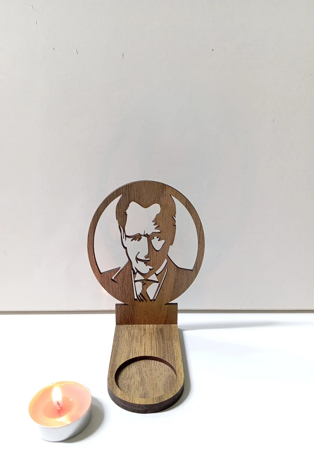 Mustafa Kemal ATATÜRK Figür Kahverengi Ahşap Gölge Mumluk Projeksiyon Biblo – Mum Hediyeli MKA2 Mustafa Kemal ATATÜRK Figür Kahverengi Ahşap Gölge Mumluk Projeksiyon Biblo – Mum Hediyeli MKA2