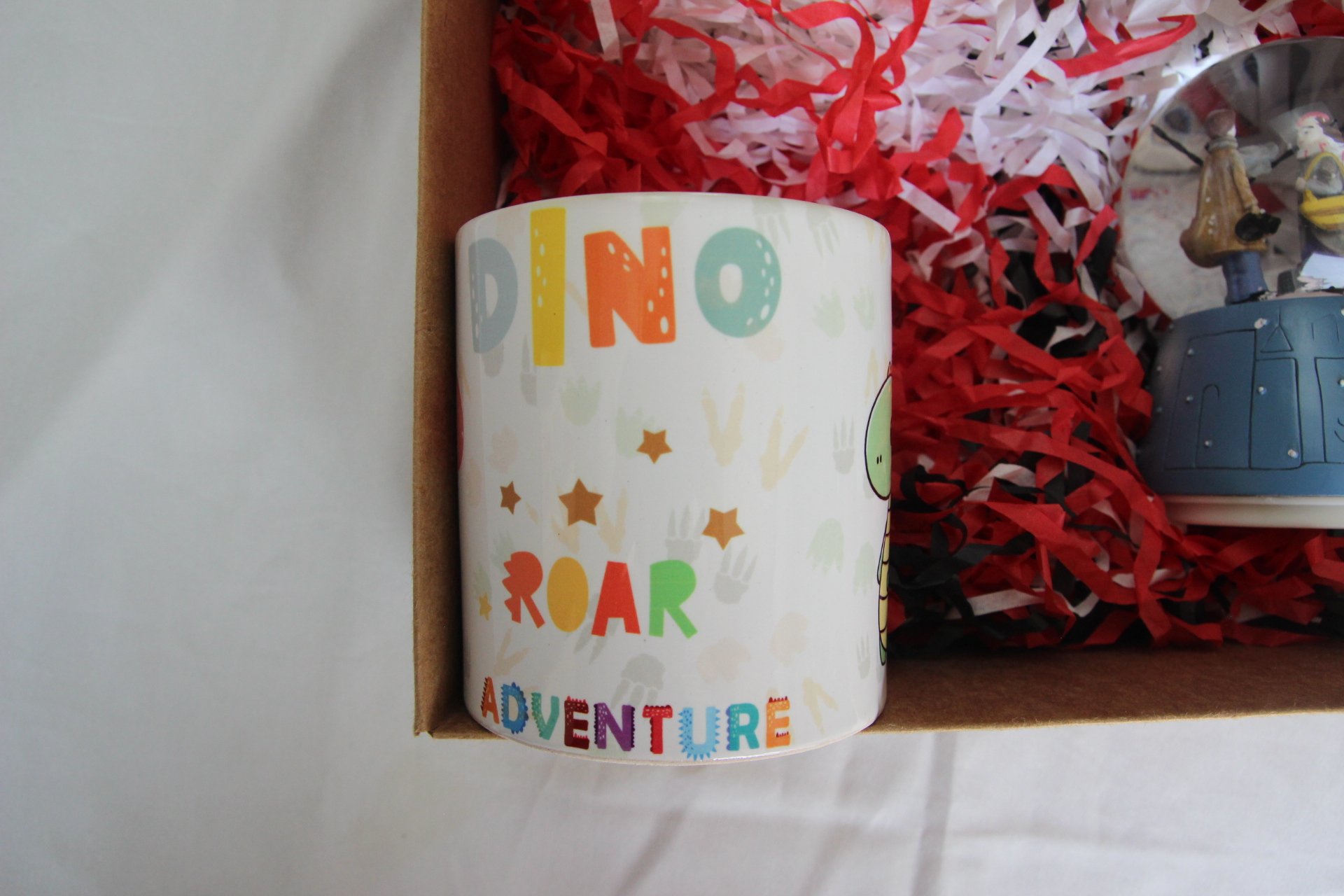 Mutlu Çift Temalı Müzikli Işıklı Kar Küresi Ve Dinazor Temalı Kupa Bardak Sevgiliye Hediye Kutusu