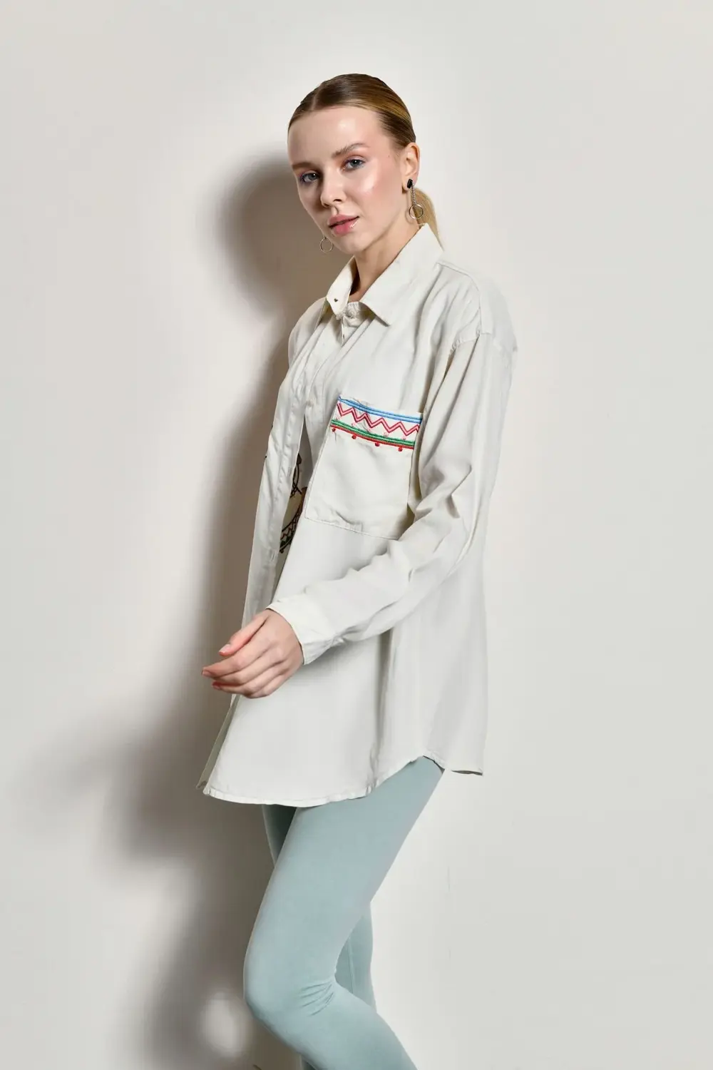 Nakış Işlemeli Kadın Pamuk Gömlek