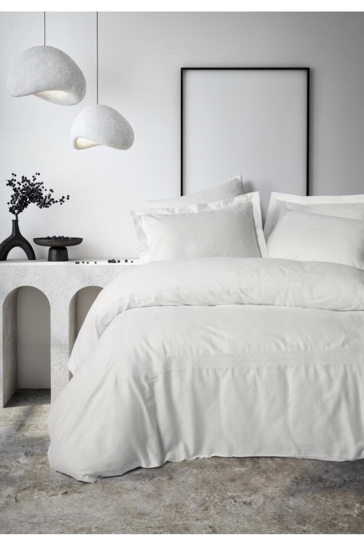 Doremodam Nakışlı Çift Kişilik Saten Nev Takımı Galant Beyaz