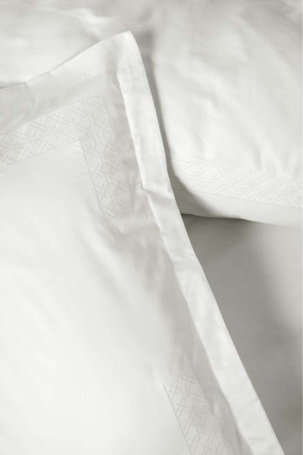 Doremodam Nakışlı Çift Kişilik Saten Nev Takımı Galant Beyaz