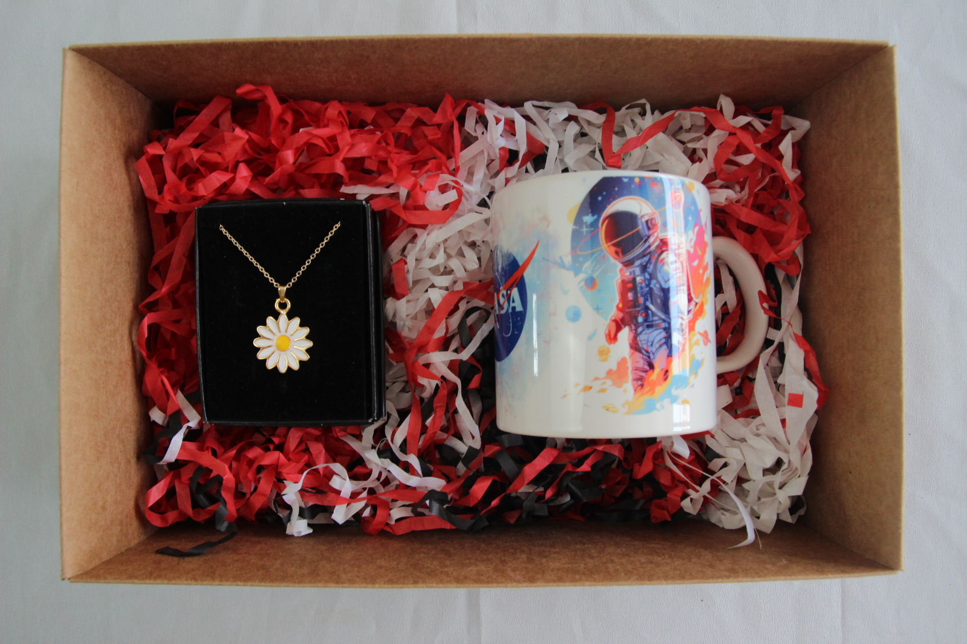 Home Nasa Temalı Kupa Bardak Ve Papatya Kolye Hediye Kutusu