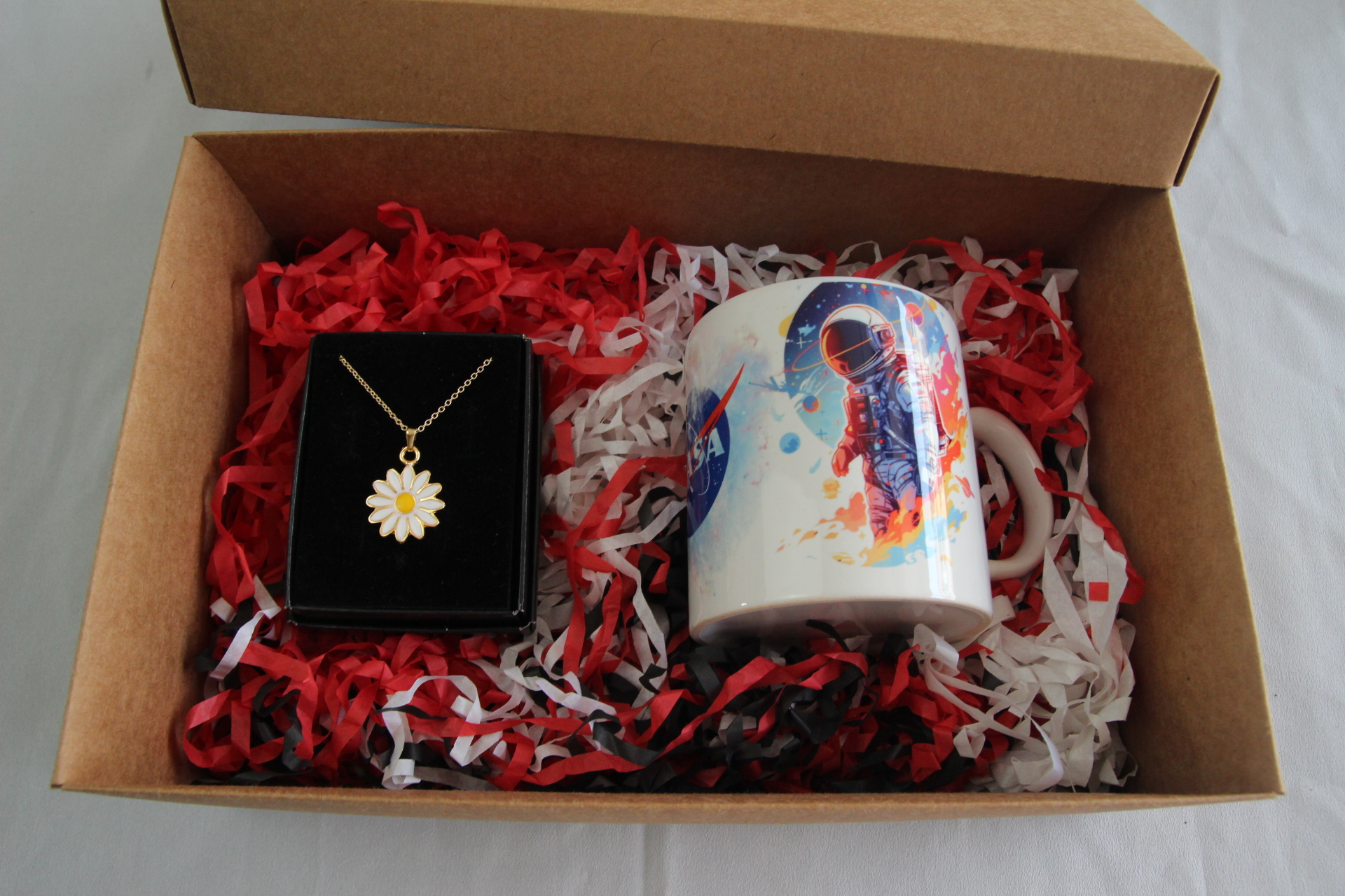 Home Nasa Temalı Kupa Bardak Ve Papatya Kolye Hediye Kutusu