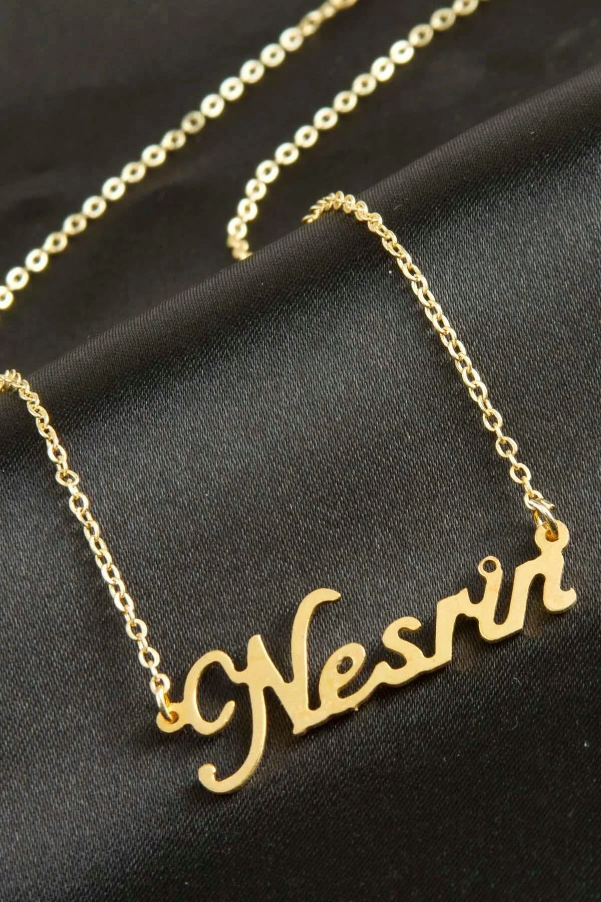Nesrin Isimli Kolye (Kişiye Özel) Nesrin Isimli Kolye (Kişiye Özel)