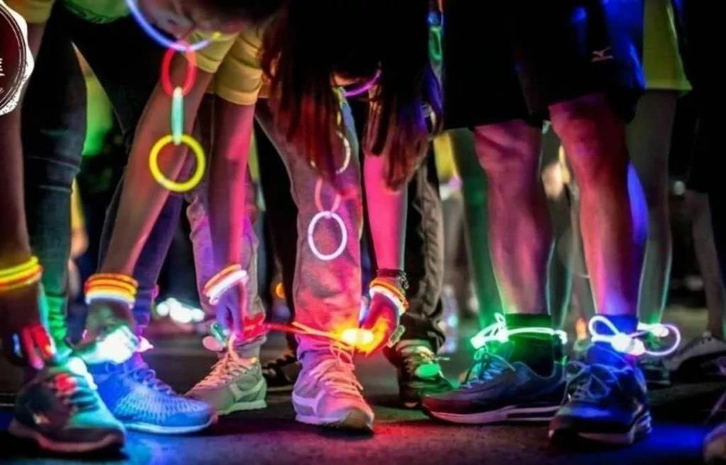 Nessiworld Karanlıkta Yanan Parlayan Fosforlu Glow Stick Çubuk Bi Nessiworld Karanlıkta Yanan Parlayan Fosforlu Glow Stick Çubuk Bi