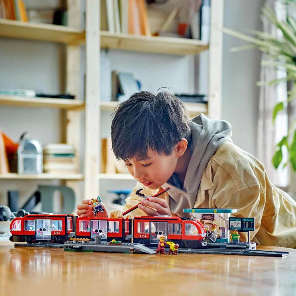 Nessiworld  LEGO City Şehir Merkezi Tramvay İstasyonu 60423