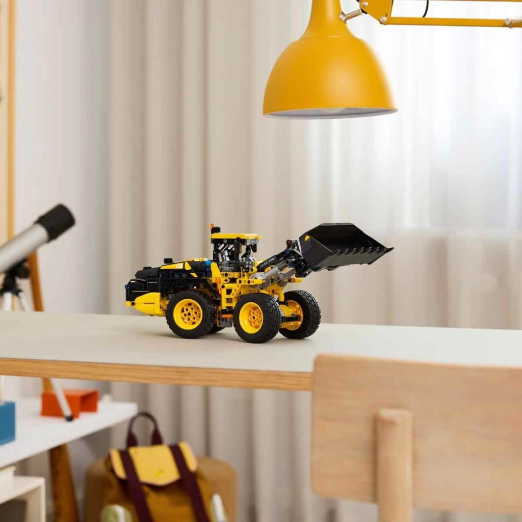 Nessiworld LEGO Technic Volvo L120 Electric Tekerlekli Yükleyici Nessiworld LEGO Technic Volvo L120 Electric Tekerlekli Yükleyici