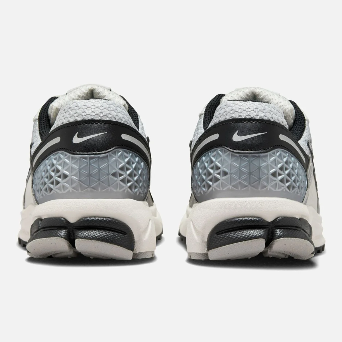Nike Bowerman Vomero 5 Leather Womens Sneaker Hakiki Deri Reflektörlü Kadın Günlük Spor Ayakkabı Siyah Nike Bowerman Vomero 5 Leather Womens Sneaker Hakiki Deri Reflektörlü Kadın Günlük Spor Ayakkabı Siyah