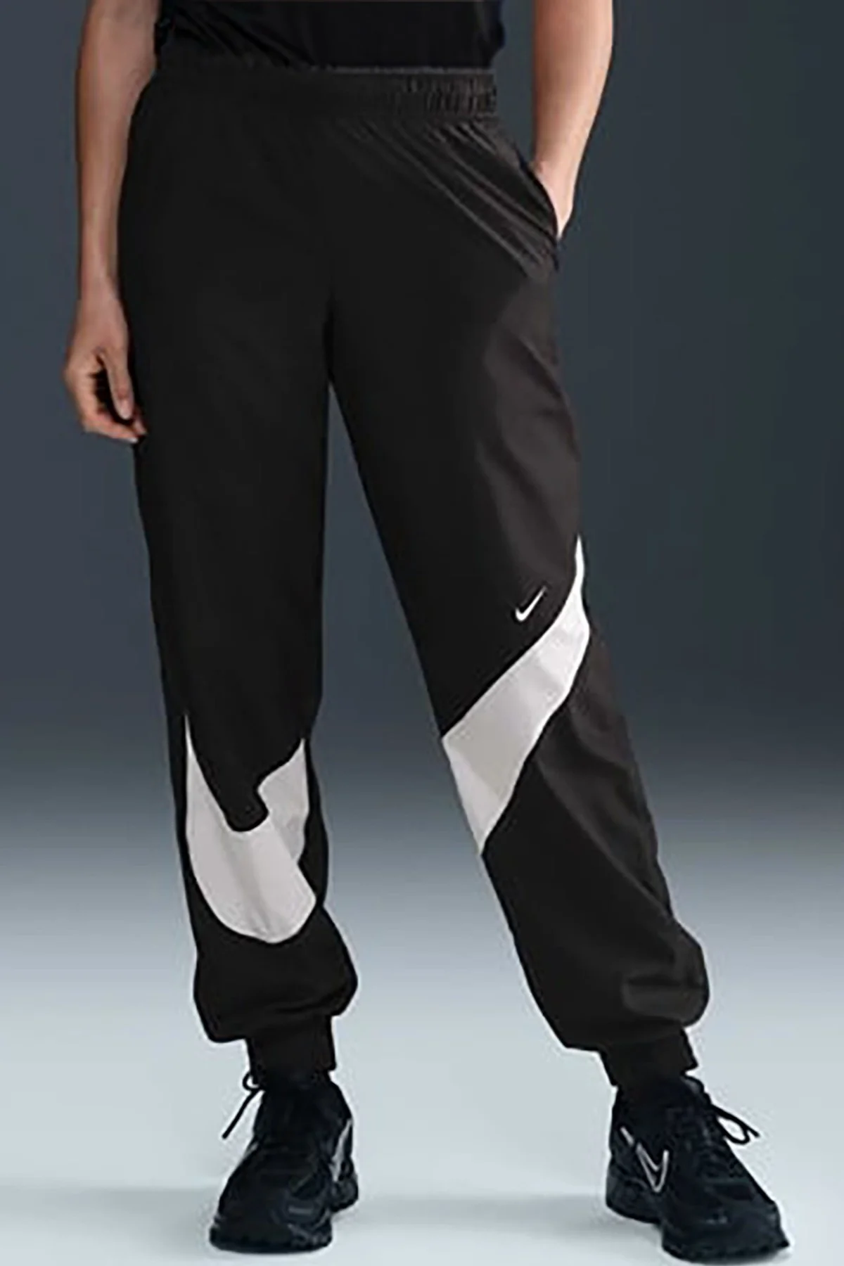 Nike Classic Woven MR UV Logo Womens Jogger Pant Lastik Paçalı Astarlı Kadın Günlük Eşofman Altı Siyah Nike Classic Woven MR UV Logo Womens Jogger Pant Lastik Paçalı Astarlı Kadın Günlük Eşofman Altı Siyah Fiyatı, Yorumları ve Özellikleri