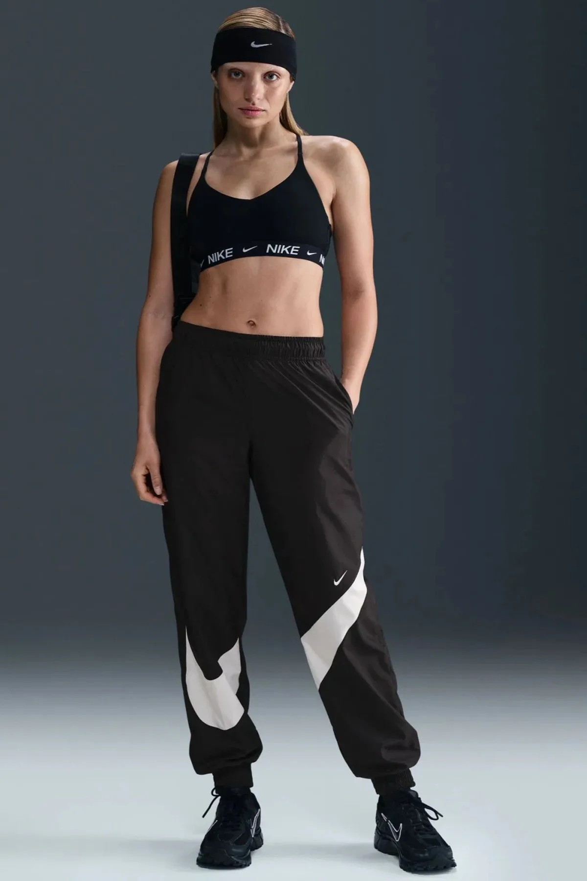 Nike Classic Woven MR UV Logo Womens Jogger Pant Lastik Paçalı Astarlı Kadın Günlük Eşofman Altı Siyah Nike Classic Woven MR UV Logo Womens Jogger Pant Lastik Paçalı Astarlı Kadın Günlük Eşofman Altı Siyah Fiyatı, Yorumları ve Özellikleri
