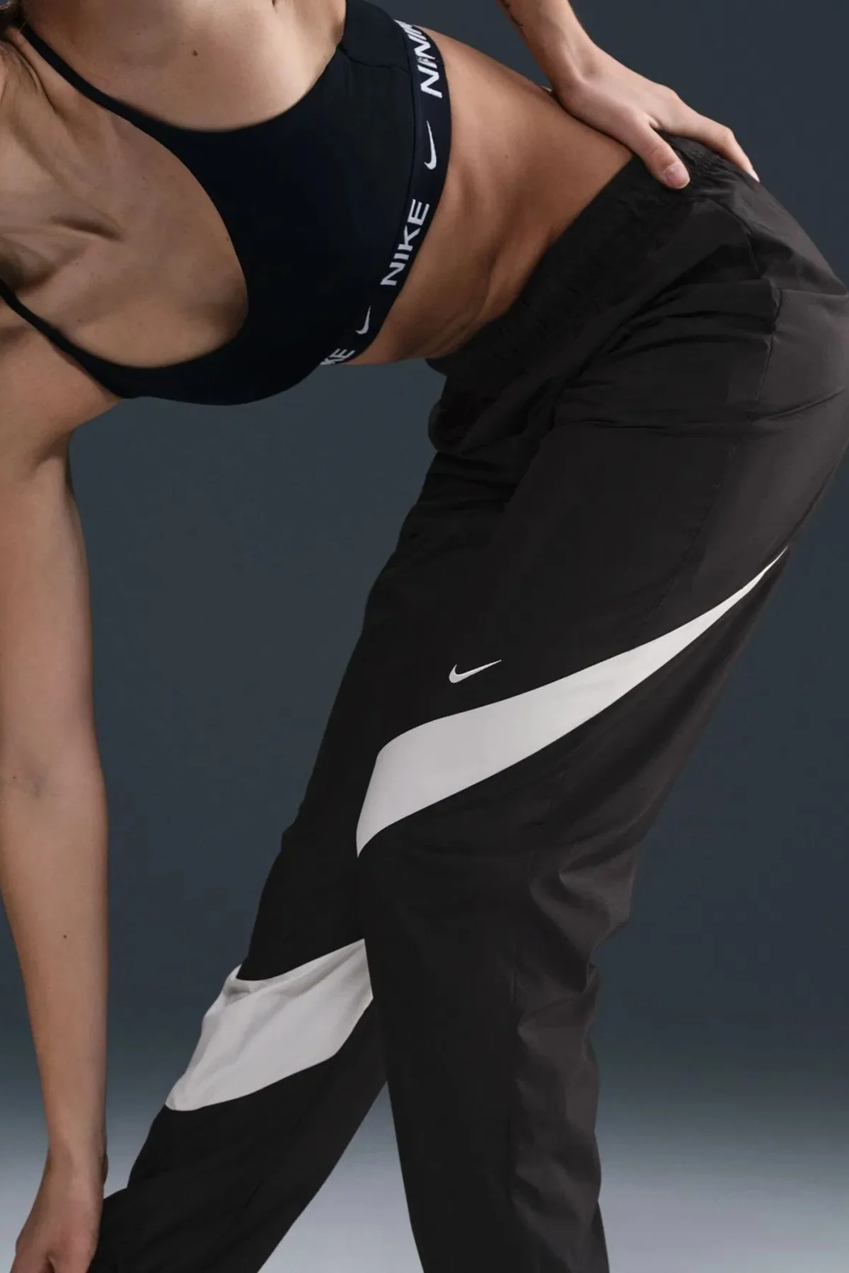 Nike Classic Woven MR UV Logo Womens Jogger Pant Lastik Paçalı Astarlı Kadın Günlük Eşofman Altı Siyah Nike Classic Woven MR UV Logo Womens Jogger Pant Lastik Paçalı Astarlı Kadın Günlük Eşofman Altı Siyah Fiyatı, Yorumları ve Özellikleri